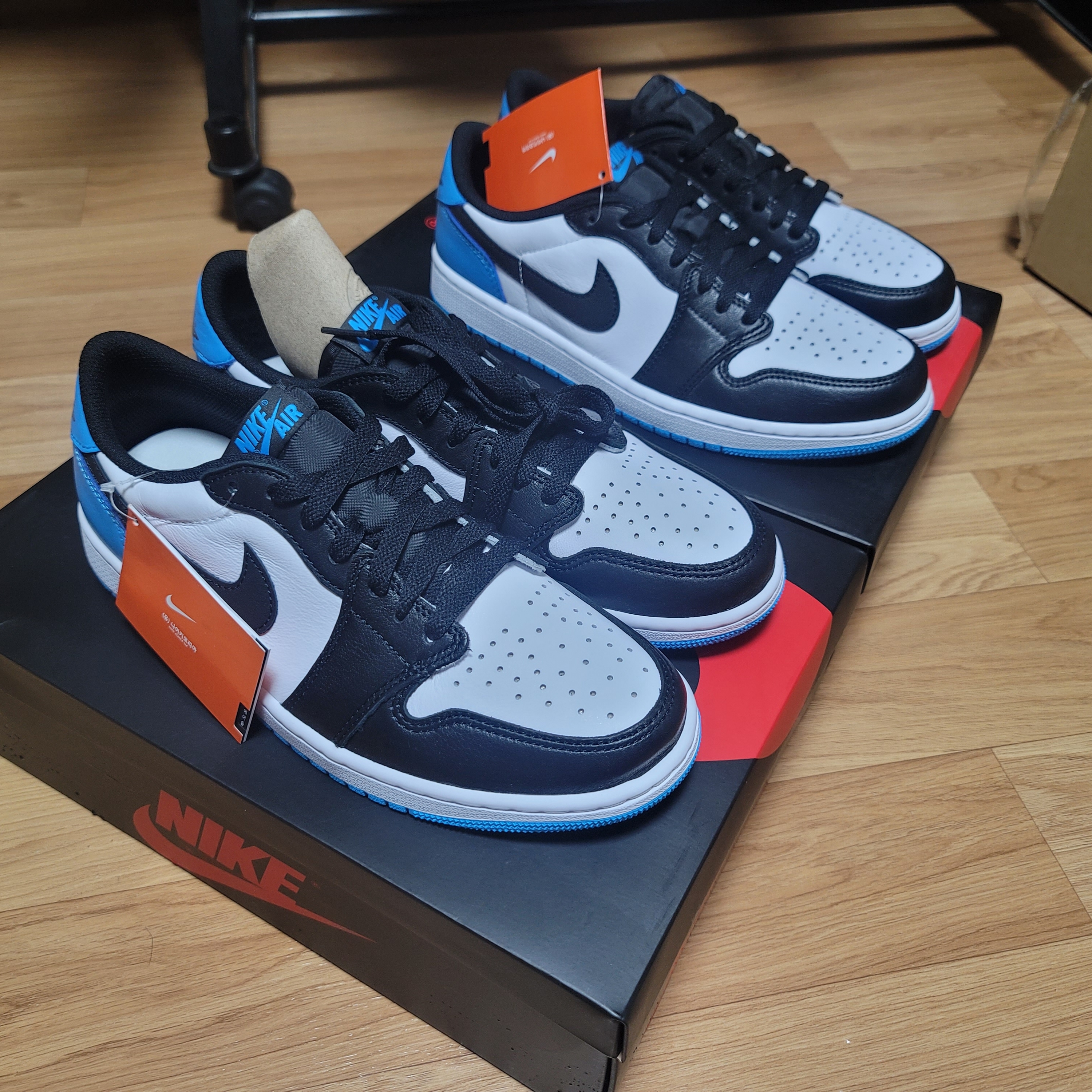 Jordan 1 Retro Low OG Black and Dark Powder Blue 착용 스타일 - 1