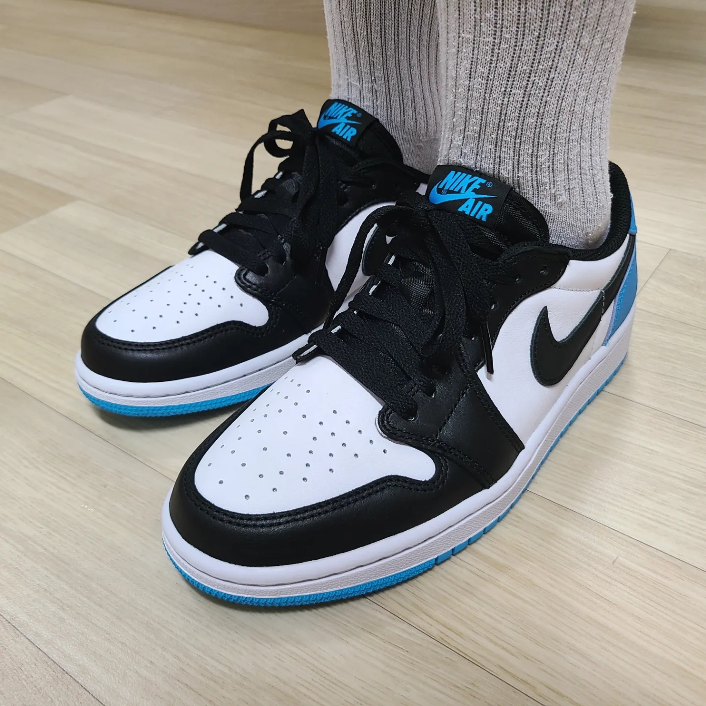 (W) Jordan 1 Retro Low OG Black and Dark Powder Blue 착용 스타일 - 3