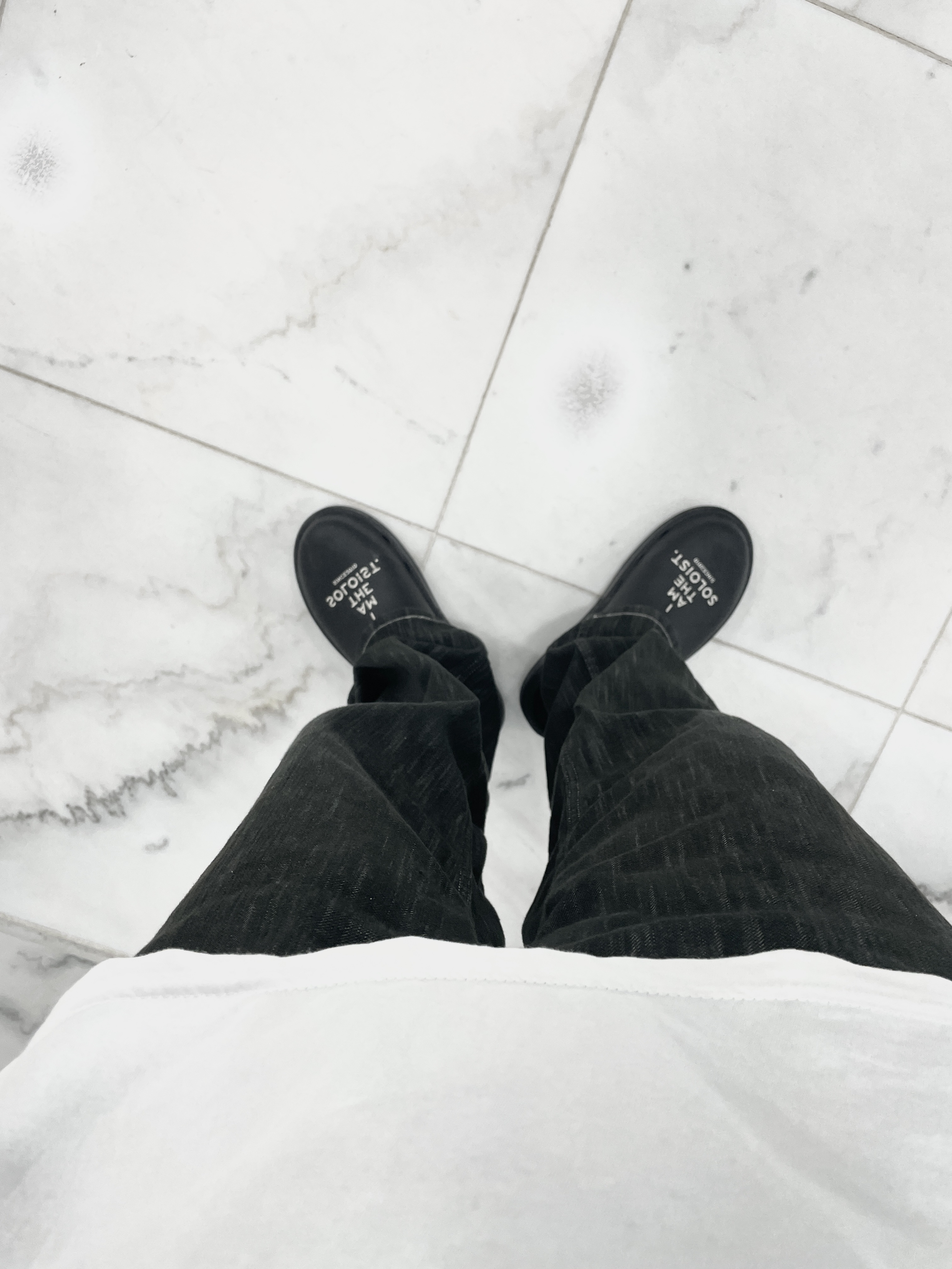 Oofos x Takahiromiyashita The Soloist Signature Clog Black White, Oofos x Takahiromiyashita The Soloist The Soloist's Way Of Life Clog Black White 착용 스타일