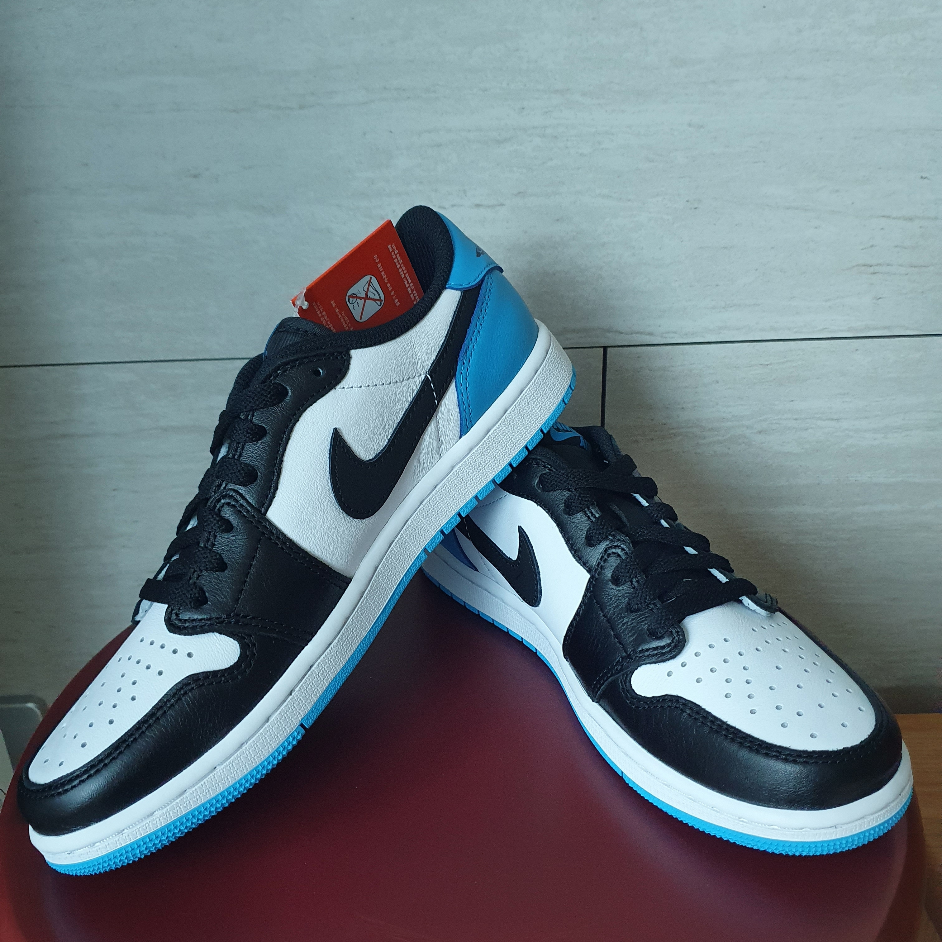 Jordan 1 Retro Low OG Black and Dark Powder Blue 착용 스타일 - 1