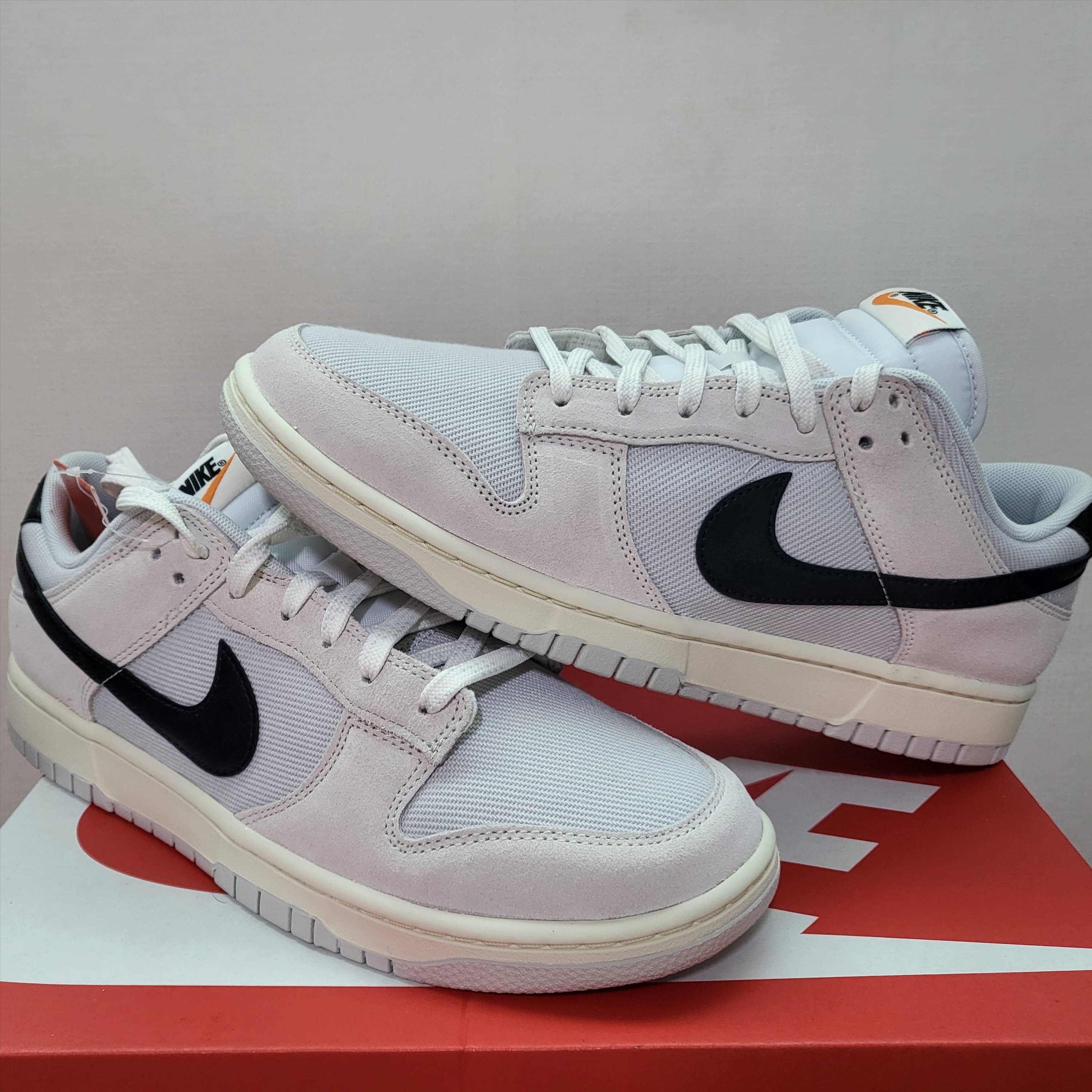 Nike Dunk Low SE Photon Dust and Summit White, Nike Dunk Low Retro PRM Fossil Rose 착용 스타일 - 1