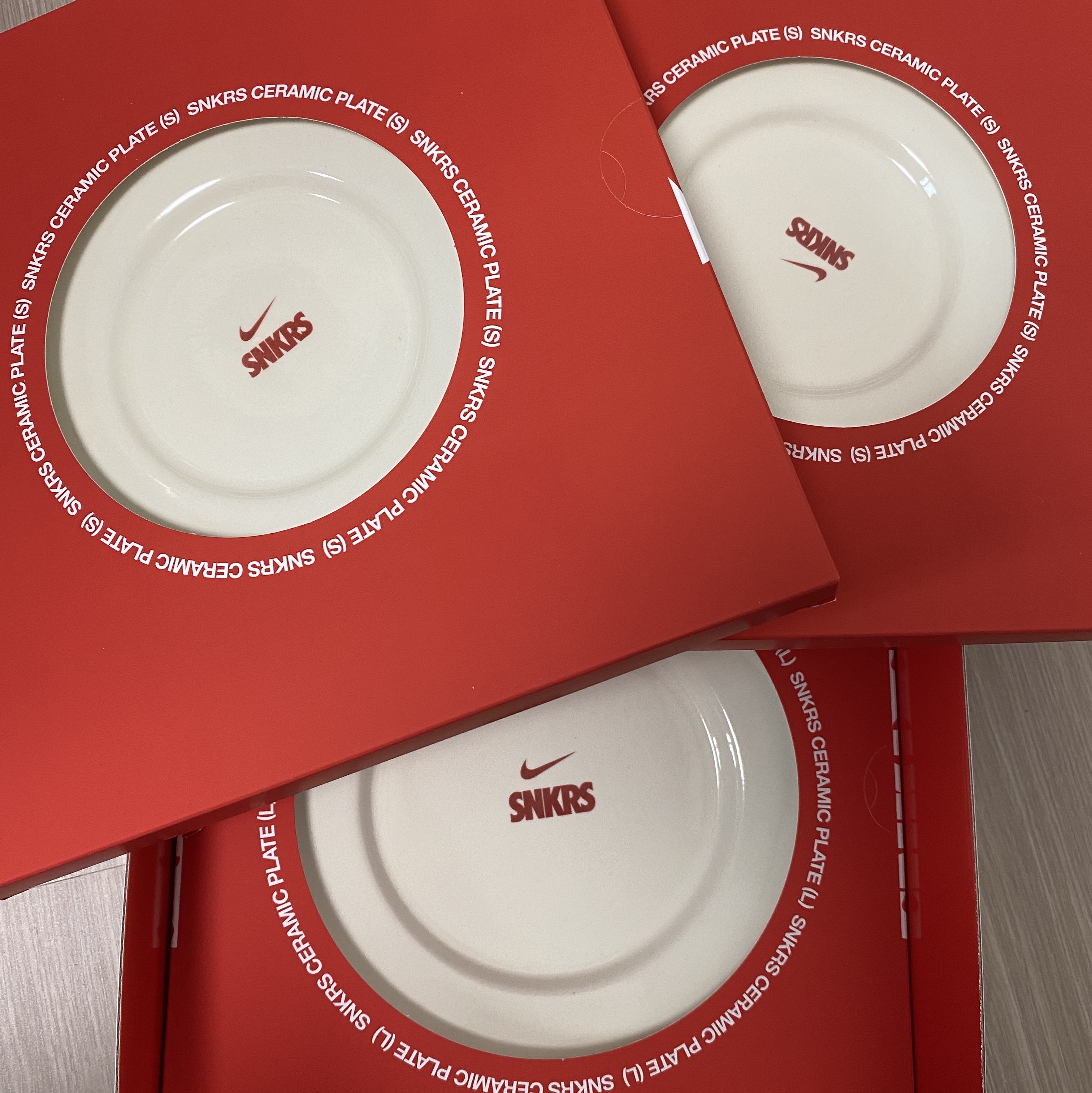 Nike SNKRS Ceramic Plate Set Sail University Red 착용 스타일 - 2