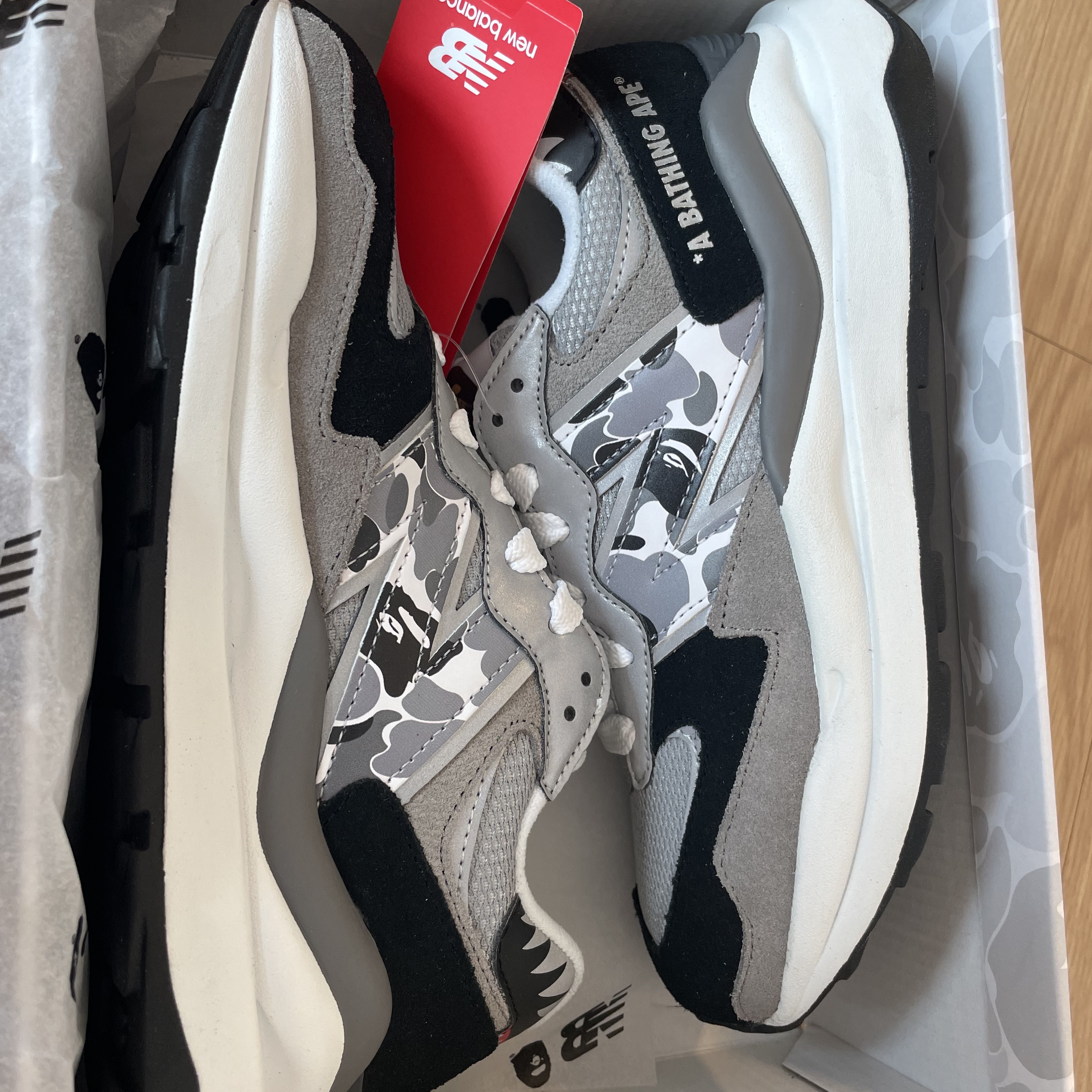 New Balance x BAPE 5740 Grey 착용 스타일 - 3