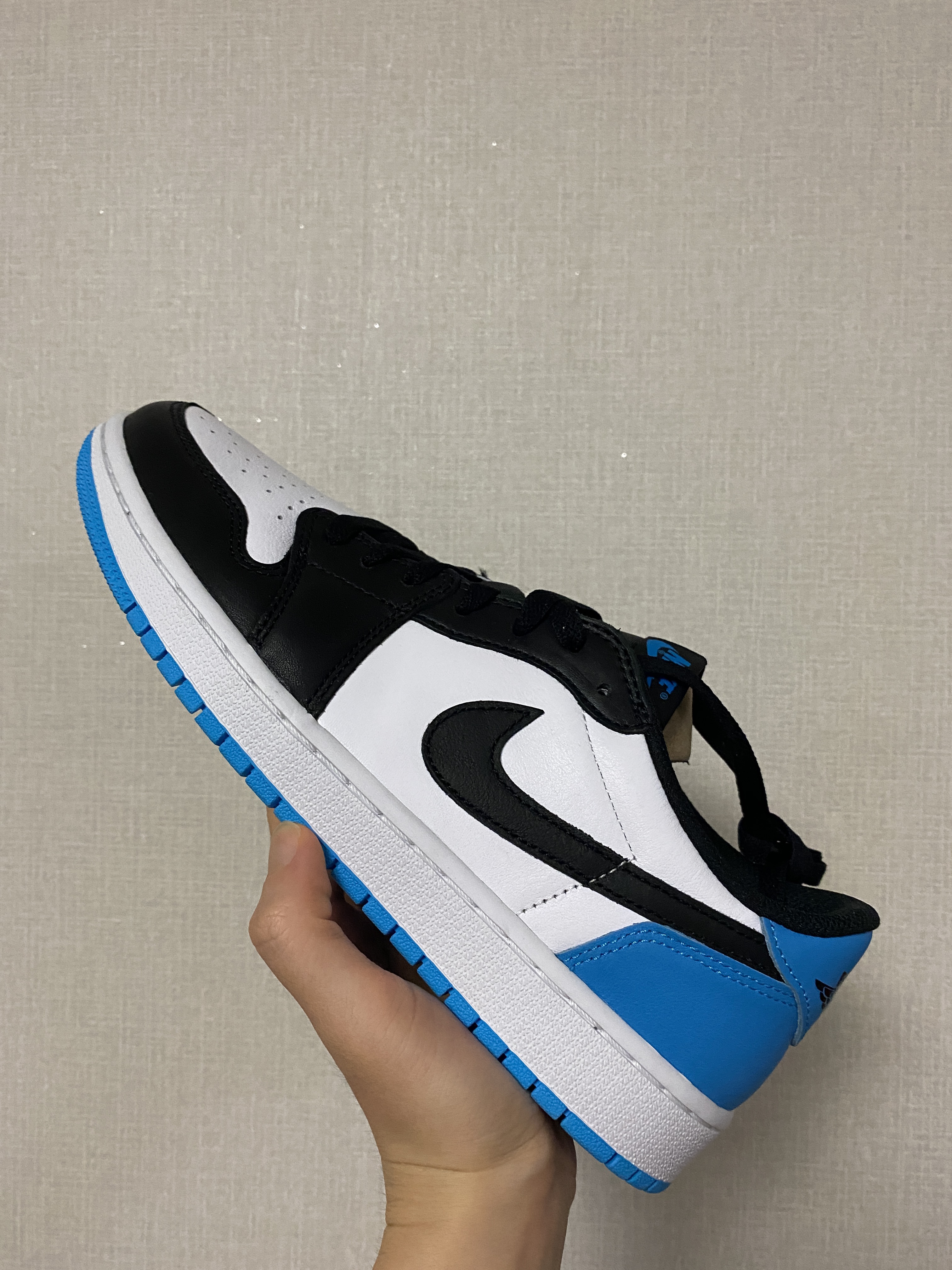 (W) Jordan 1 Retro Low OG Black and Dark Powder Blue 착용 스타일 - 1