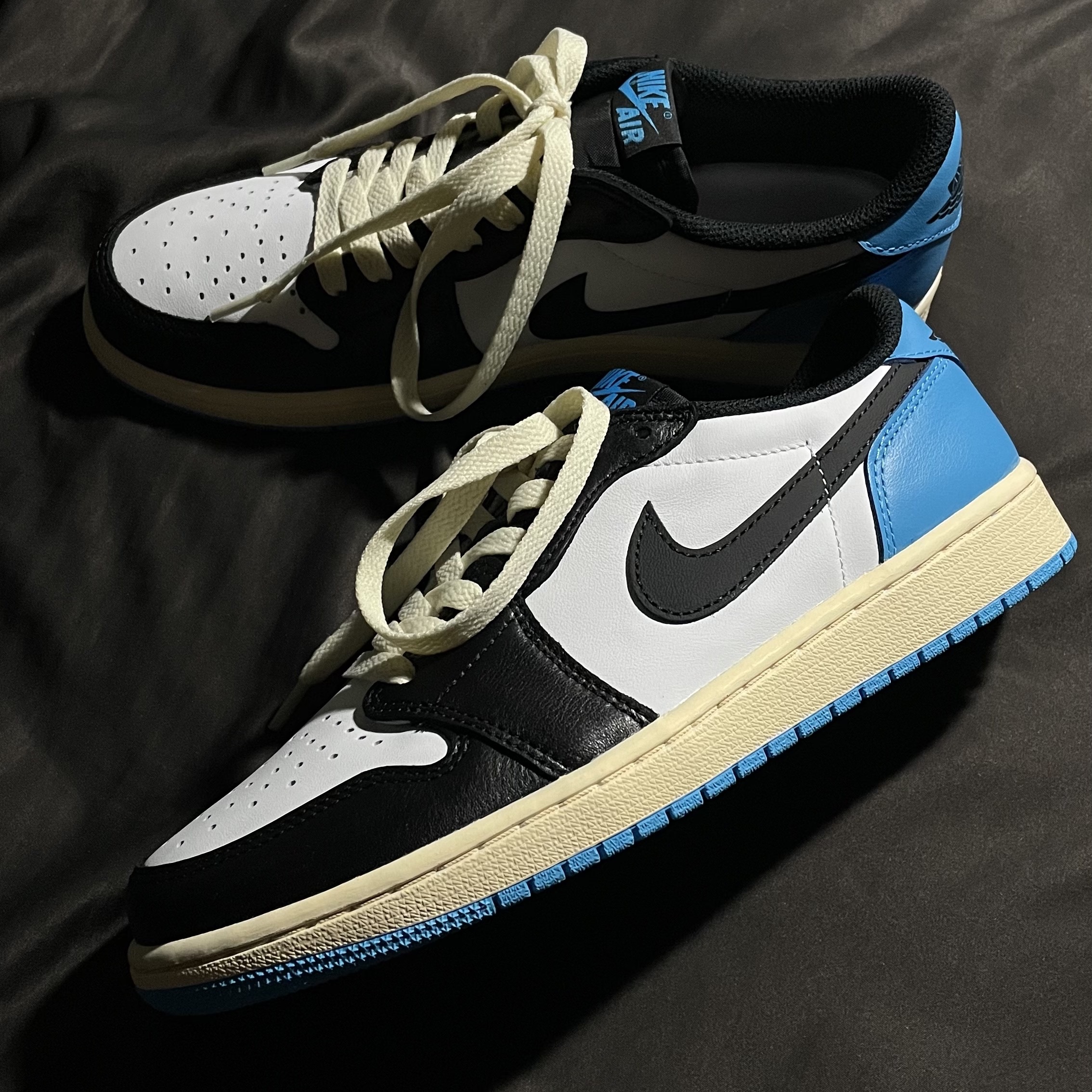 Jordan 1 Retro Low OG Black and Dark Powder Blue 착용 스타일