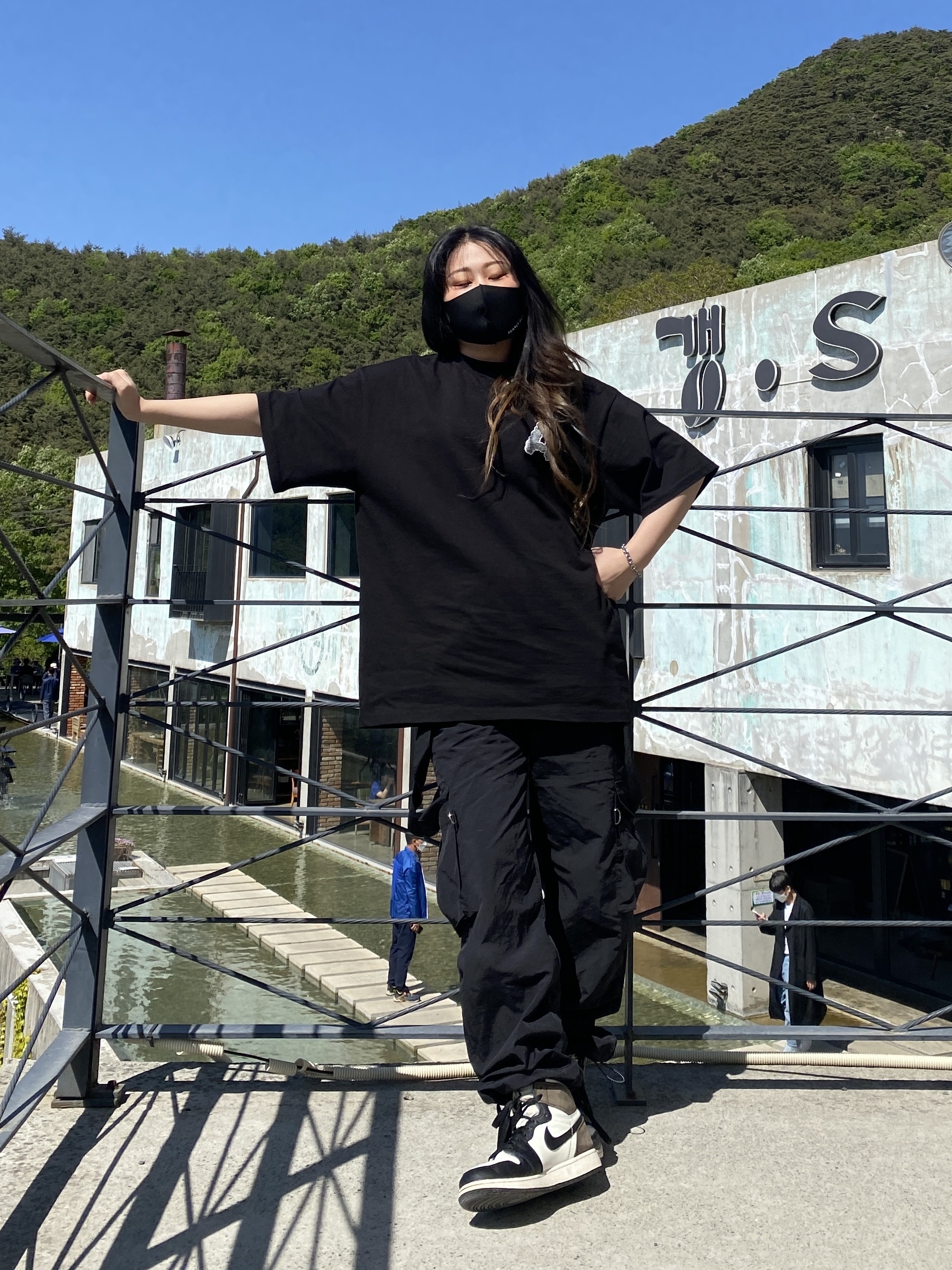 (GS) Jordan 1 Retro High OG Black Mocha, Nike x Stussy Bucket Hat Black 착용 스타일 - 3