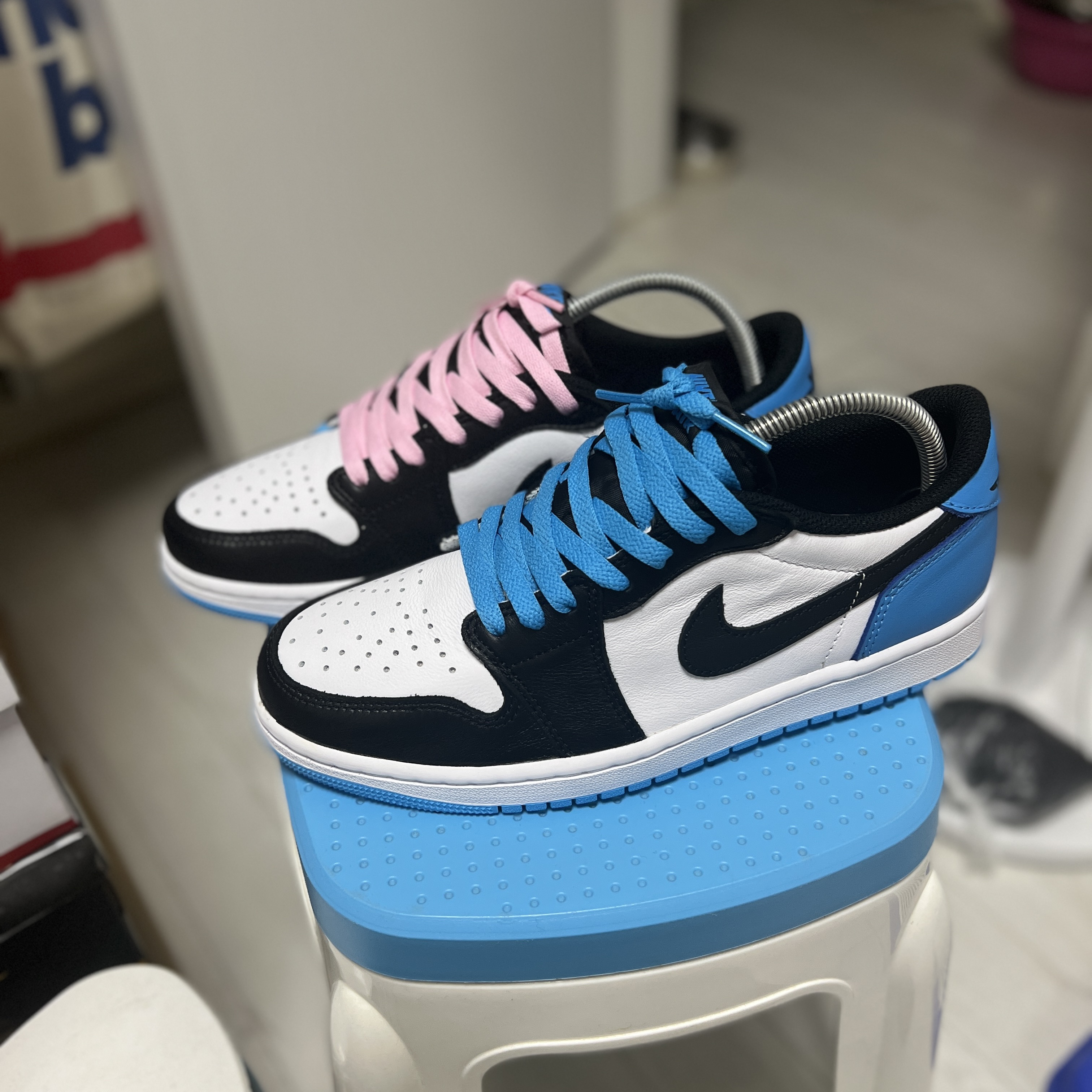 Jordan 1 Retro Low OG Black and Dark Powder Blue 착용 스타일 - 2