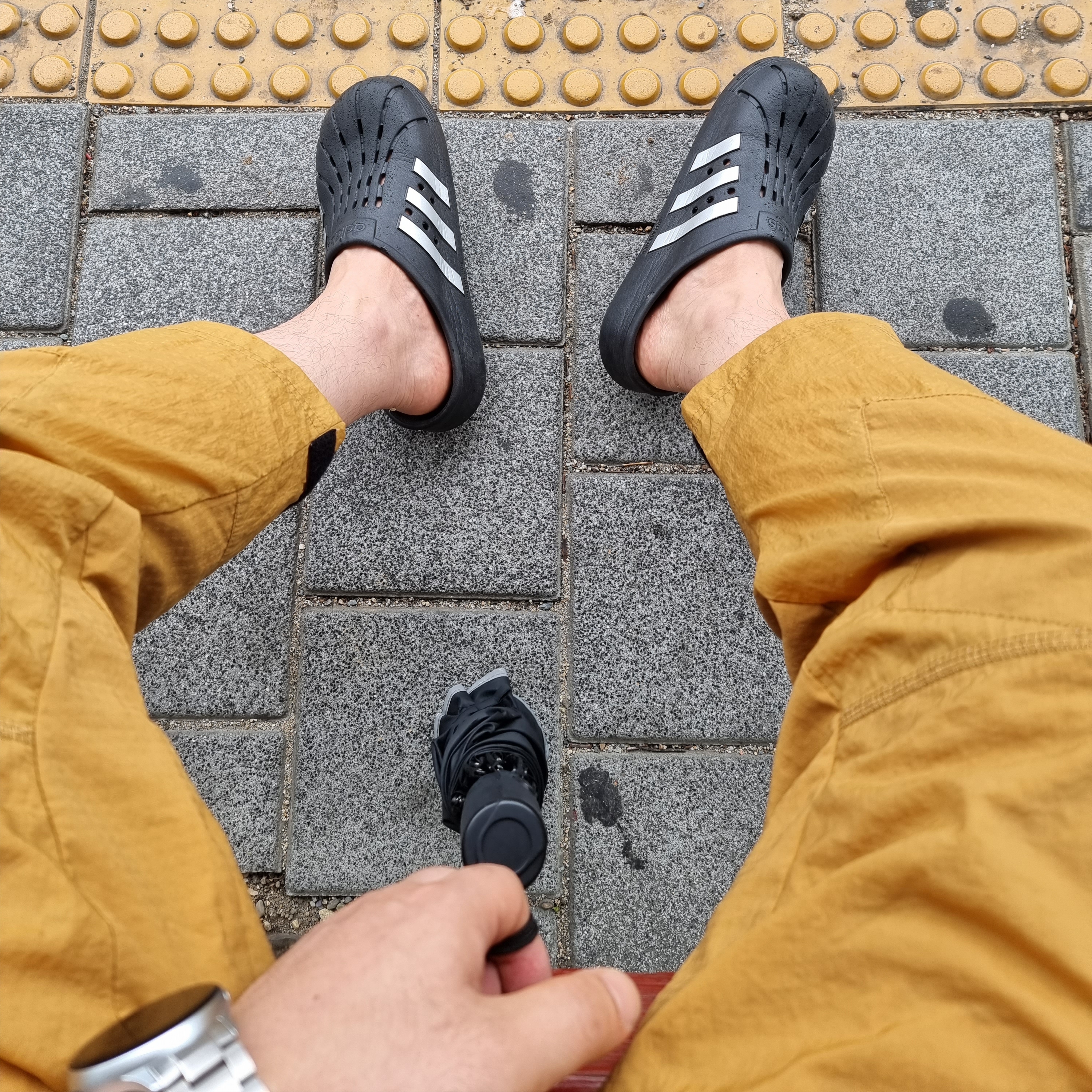 Adidas Adilette Clog Black White 착용 스타일