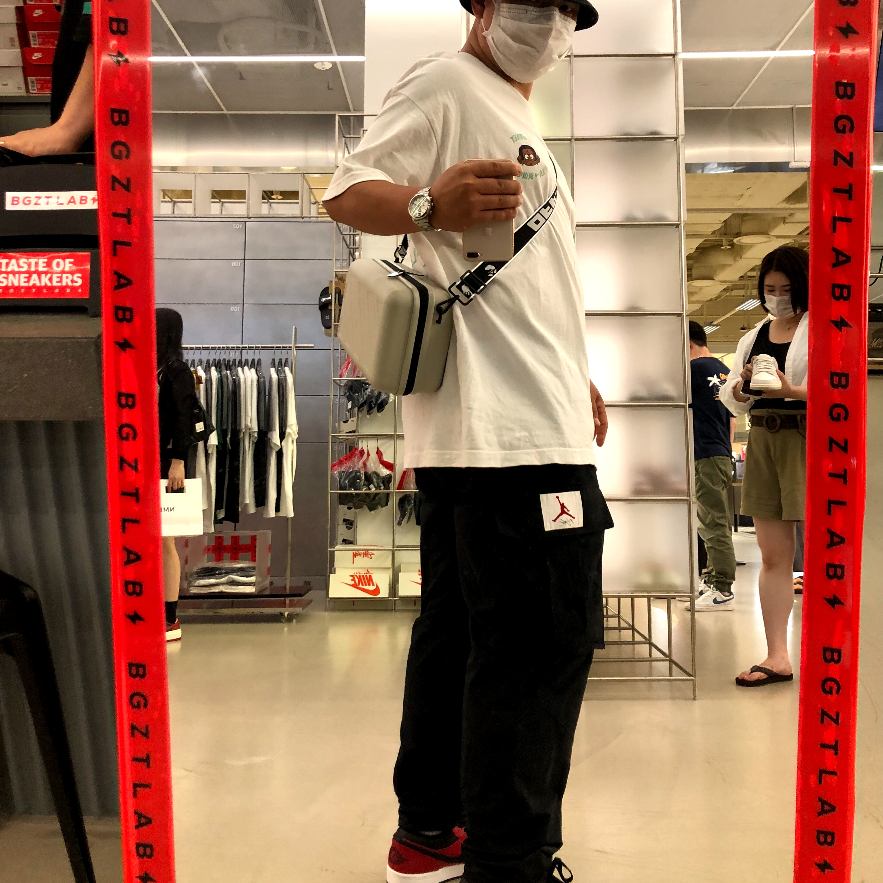 Off-White x Amore Pacific Protection Box (Without Cosmetics), Jordan 1 Low Gym Red Black 착용 스타일 - 3