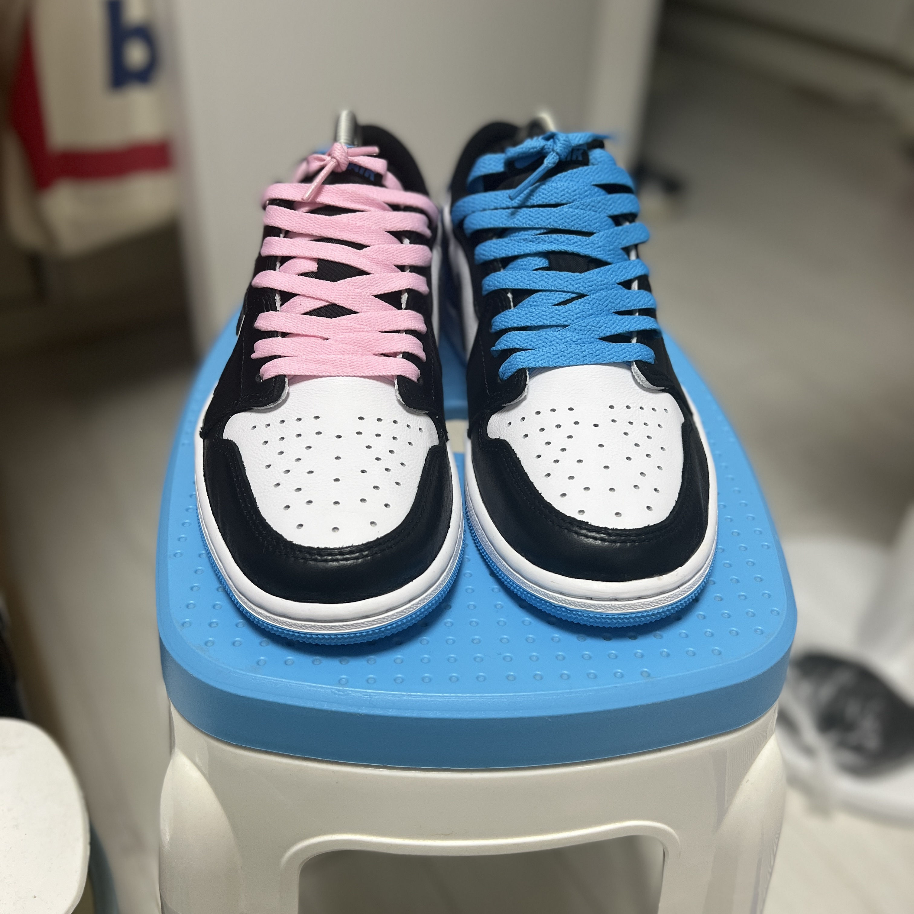 Jordan 1 Retro Low OG Black and Dark Powder Blue 착용 스타일 - 1