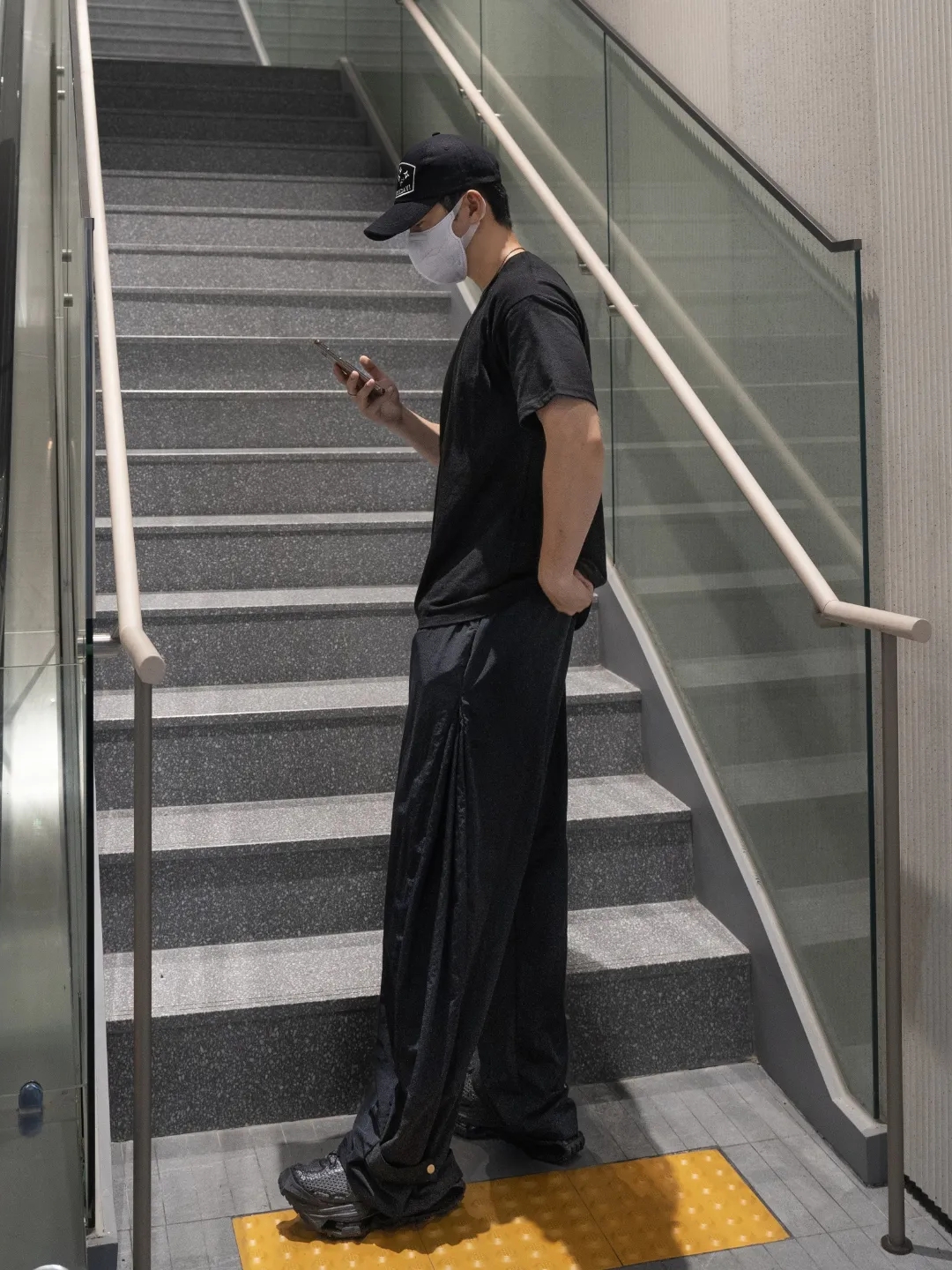 Nike x Matthew M Williams Zoom 004 Triple Black 착용 스타일 - 3