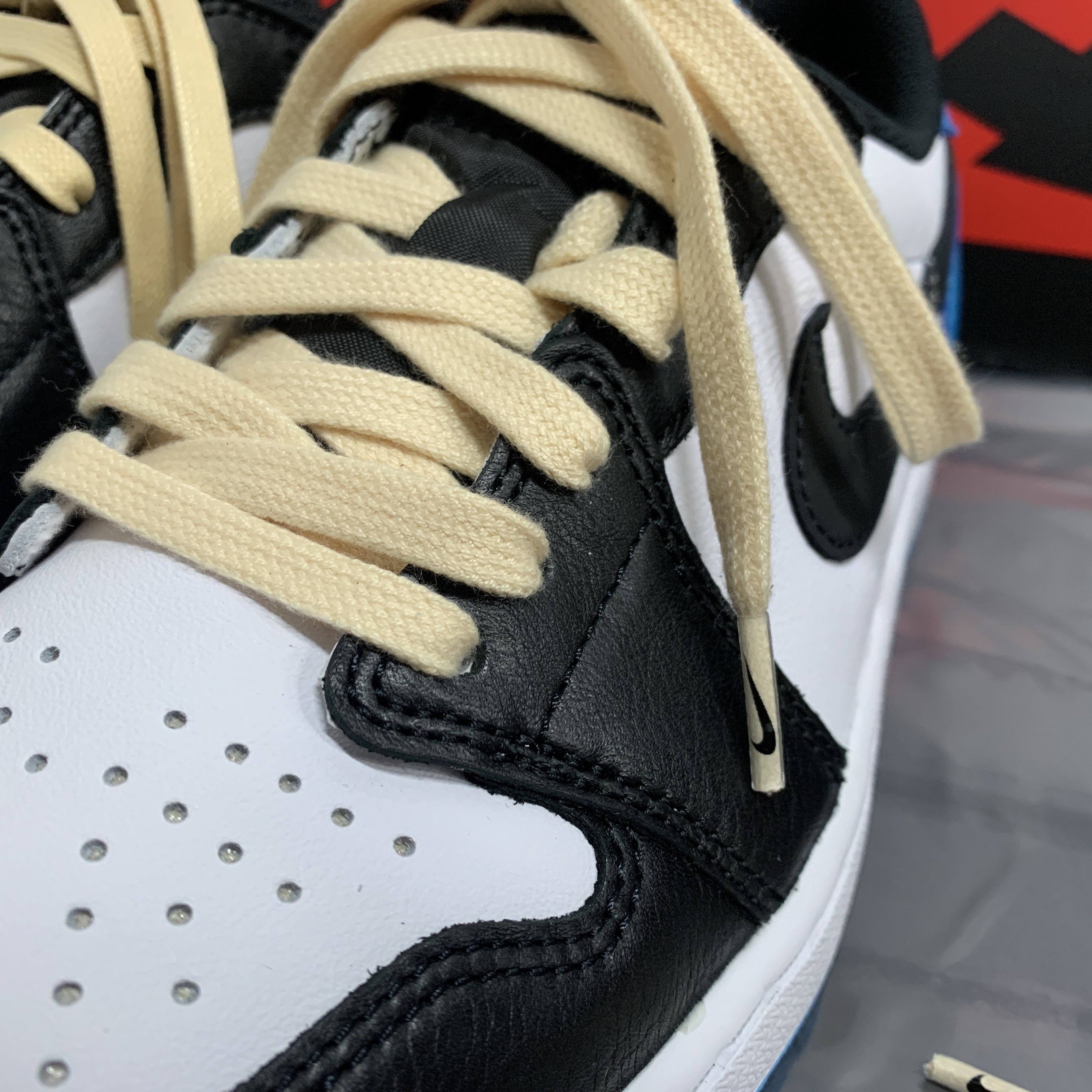 Jordan 1 Retro Low OG Black and Dark Powder Blue 착용 스타일 - 4