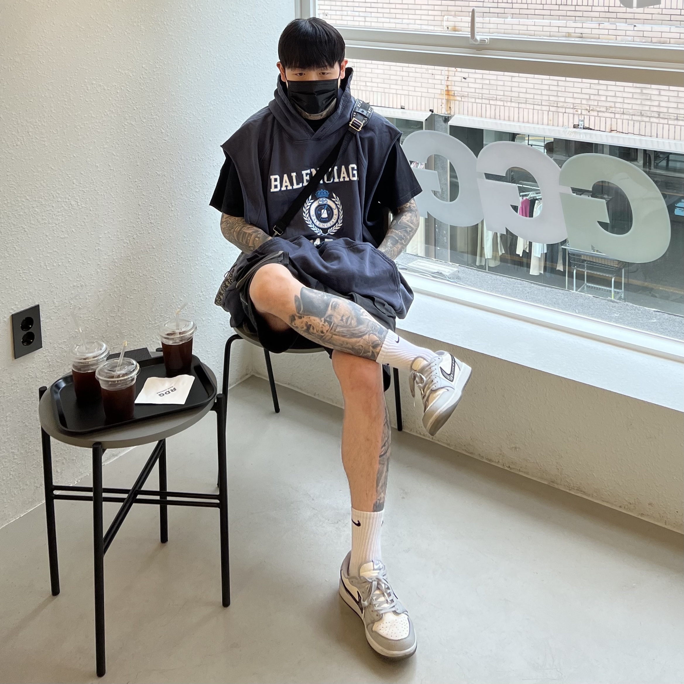 Jordan 1 x Dior Low OG, Dior Safari Messenger Bag Beige & Black Dior Oblique Jacquard 착용 스타일