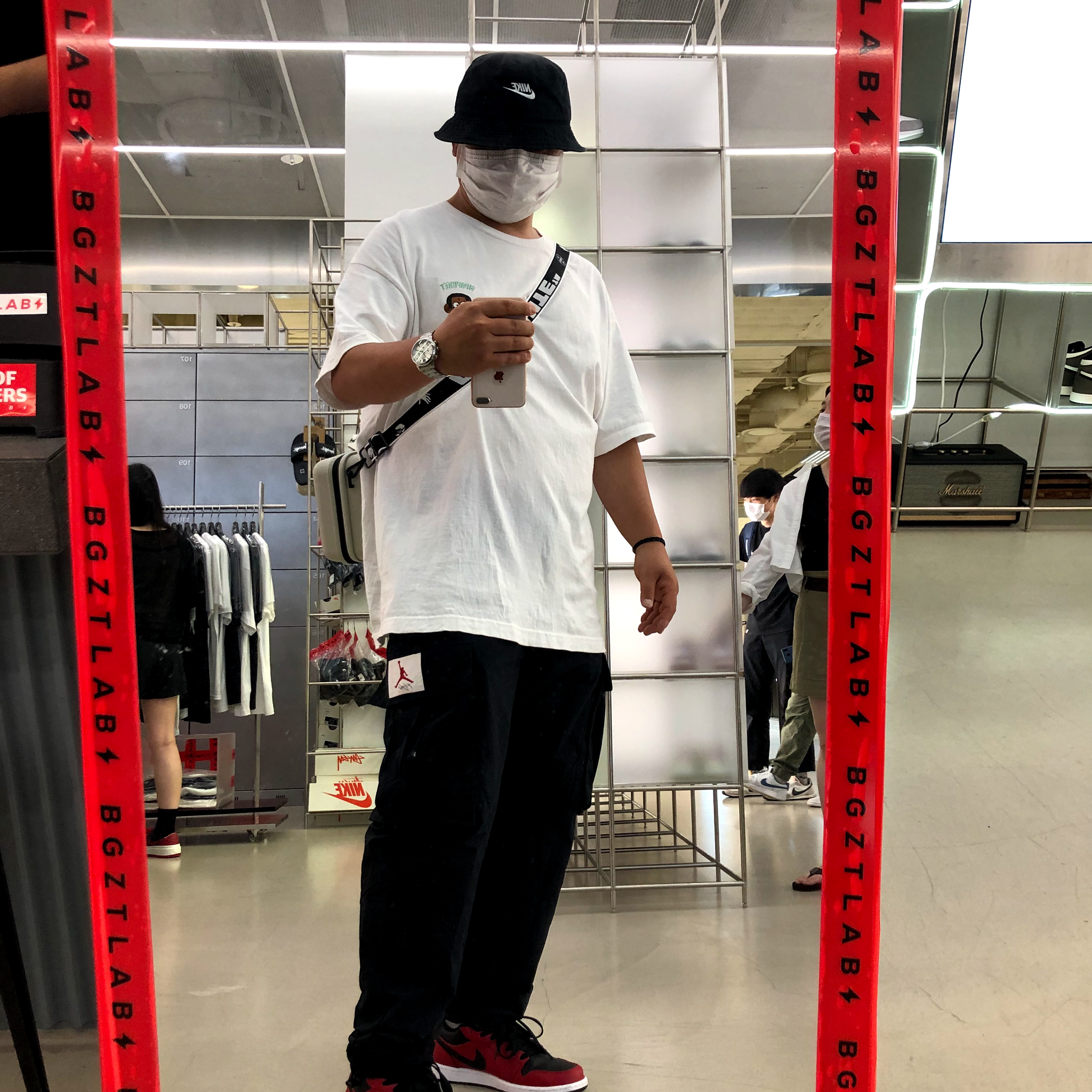 Off-White x Amore Pacific Protection Box (Without Cosmetics), Jordan 1 Low Gym Red Black 착용 스타일 - 2