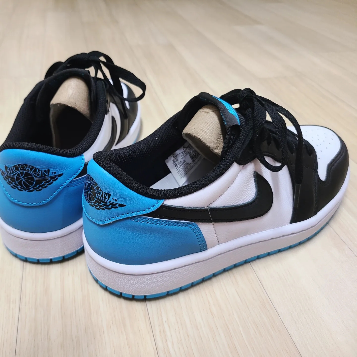 (W) Jordan 1 Retro Low OG Black and Dark Powder Blue 착용 스타일 - 2