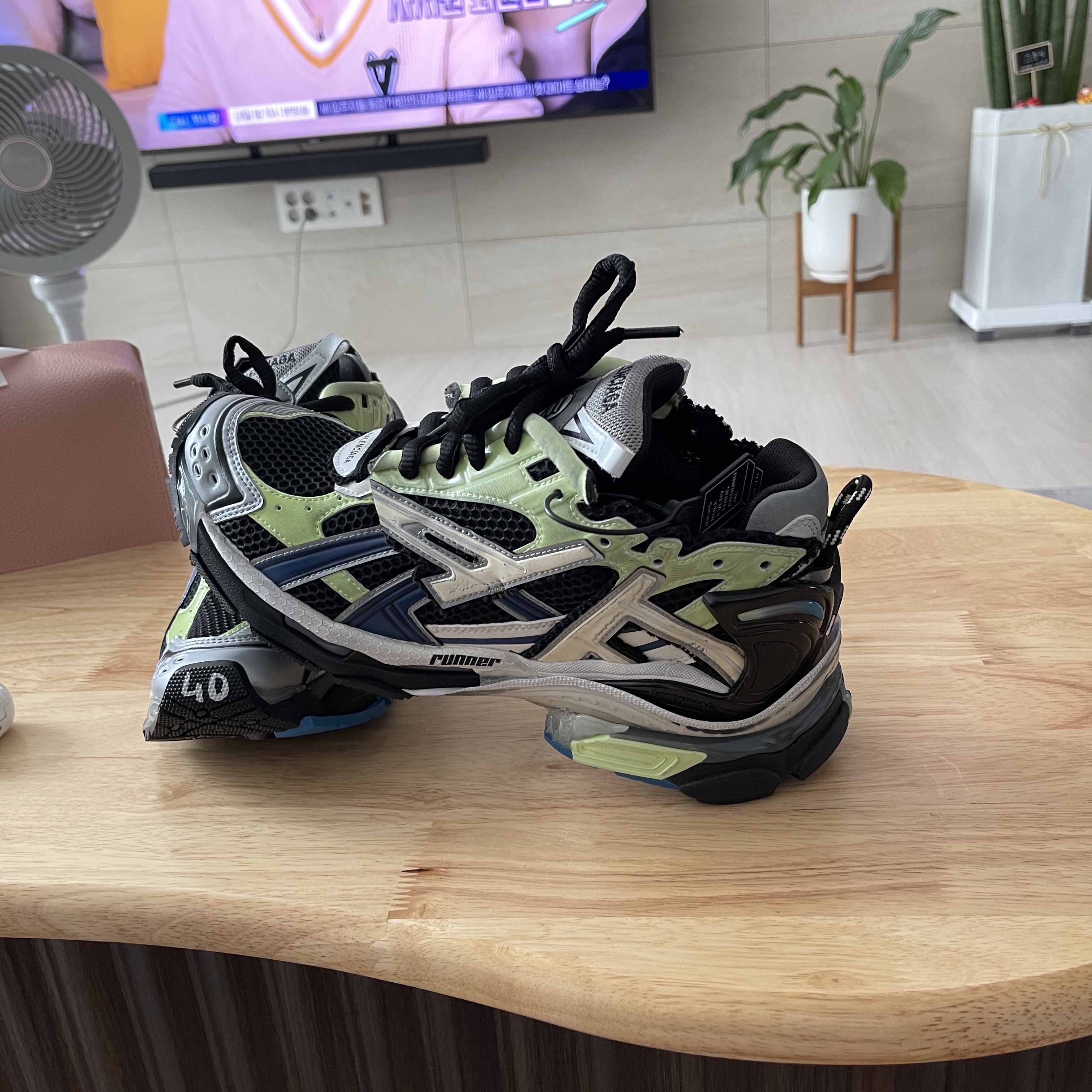 Balenciaga Runner Sneakers Grey Green Blue 착용 스타일 - 2