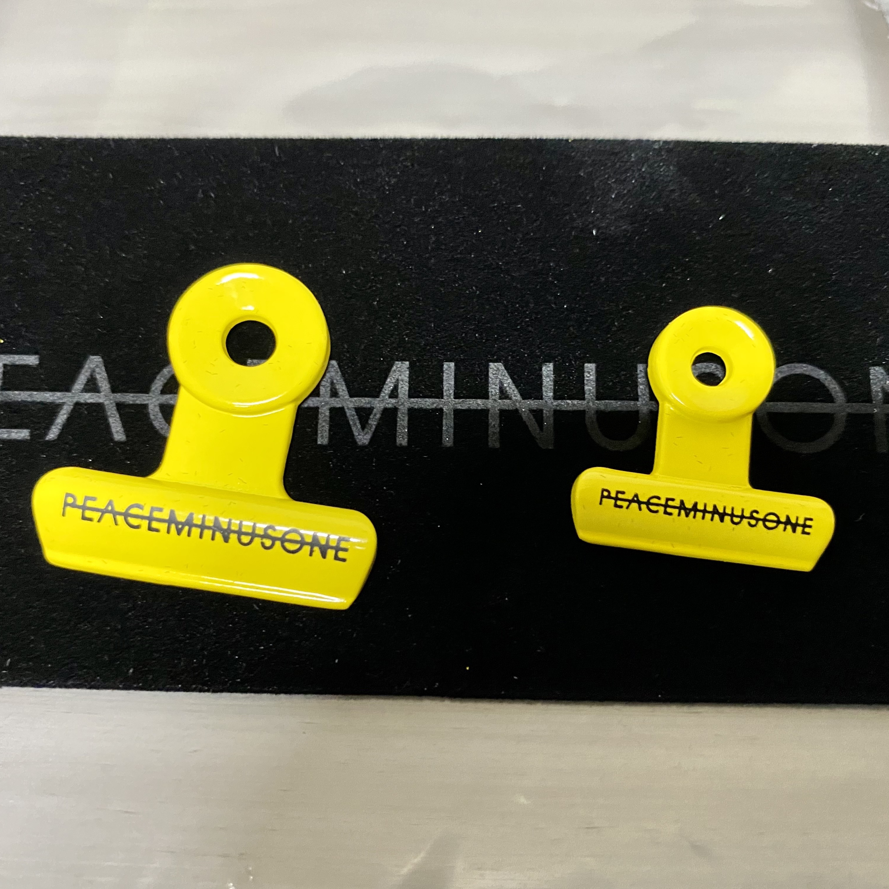 Peaceminusone Bulldog Clip Pin Set #1 Yellow, Peaceminusone Bulldog Clip Pin Set #1 Mint 착용 스타일 - 2
