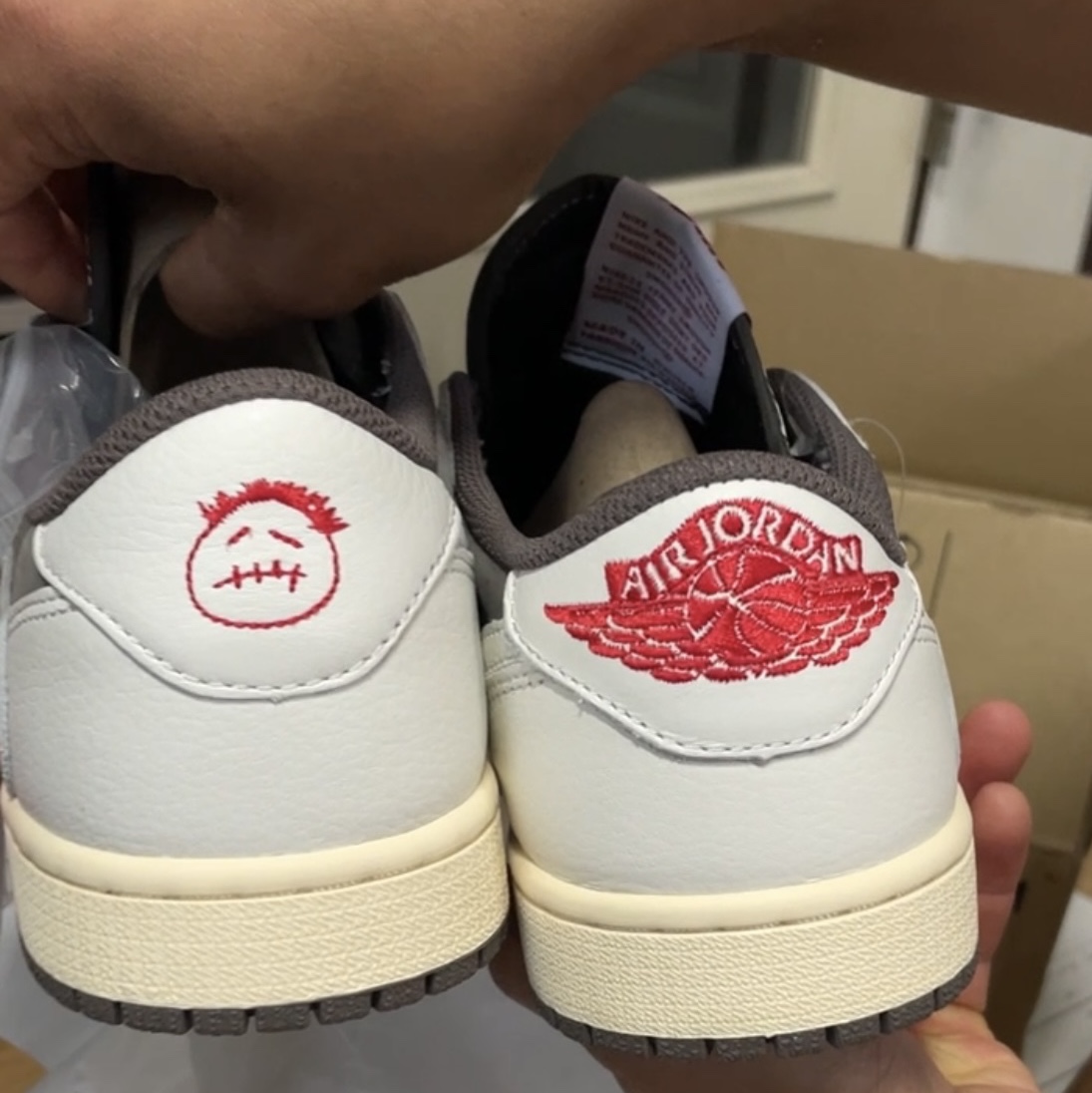 Jordan 1 x Travis Scott Retro Low OG SP Sail and Ridgerock 착용 스타일