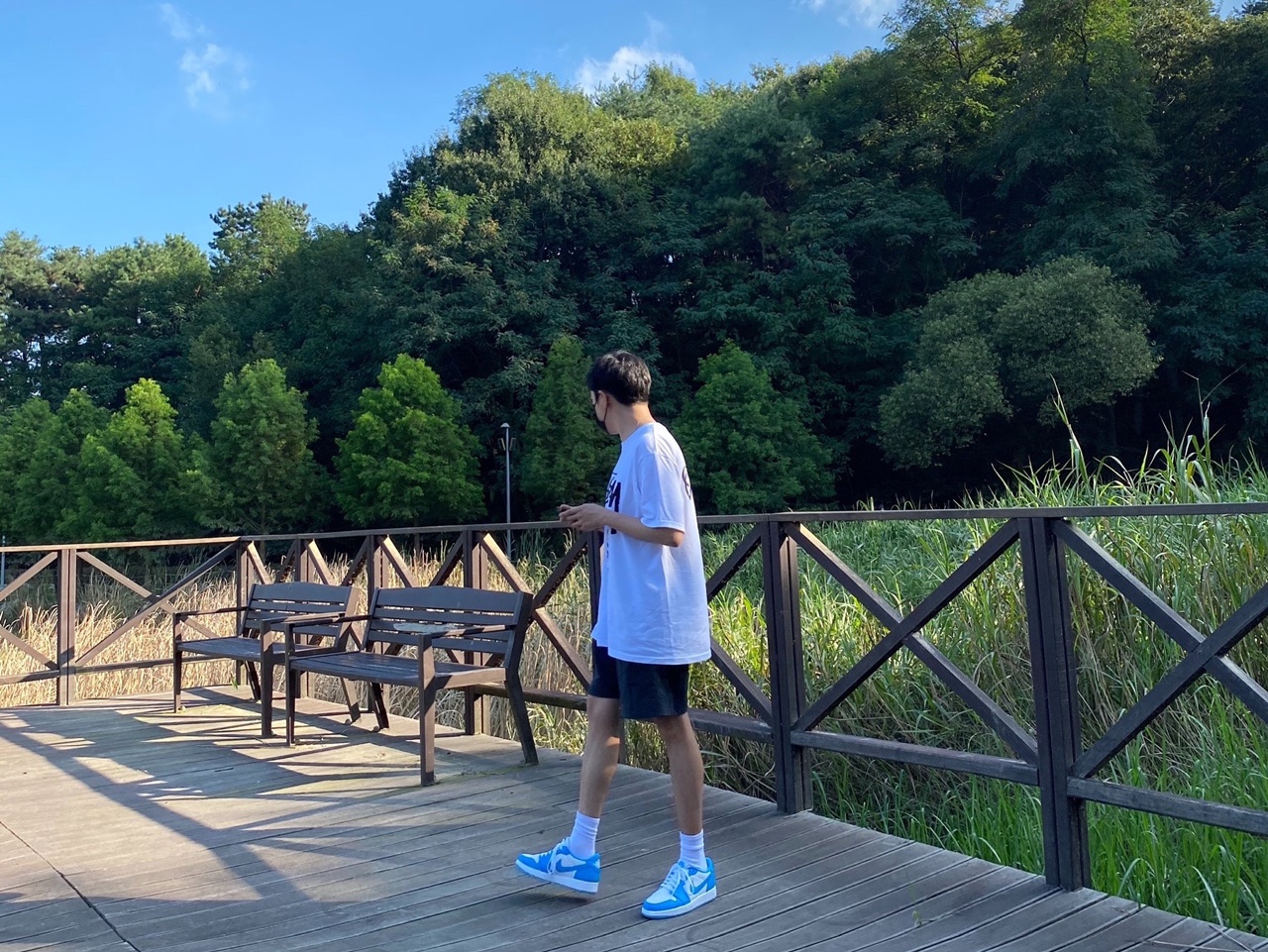 Jordan 1 Low SB UNC, Stussy World Tour T-Shirt White 착용 스타일 - 2