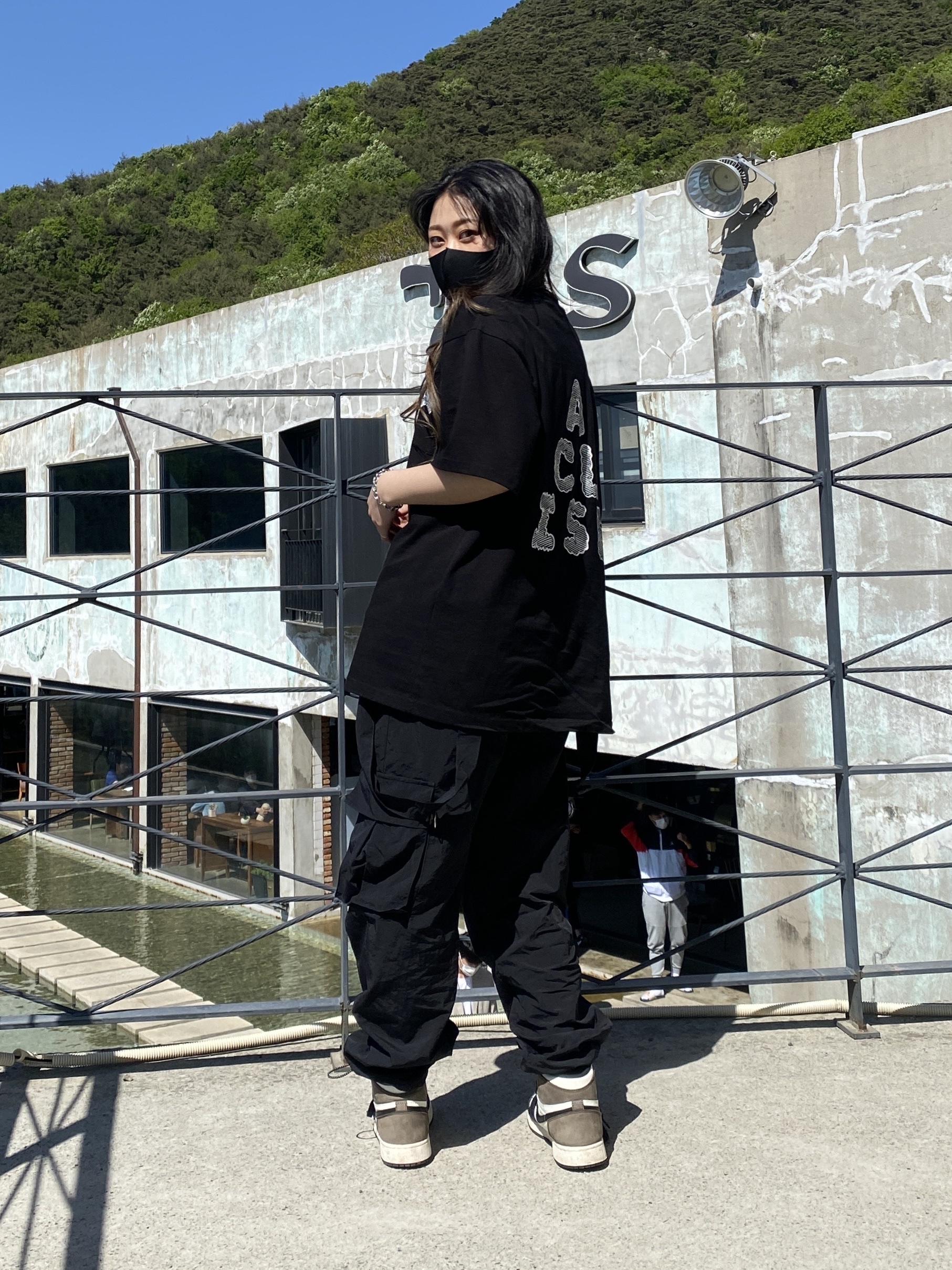 (GS) Jordan 1 Retro High OG Black Mocha, Nike x Stussy Bucket Hat Black 착용 스타일 - 1