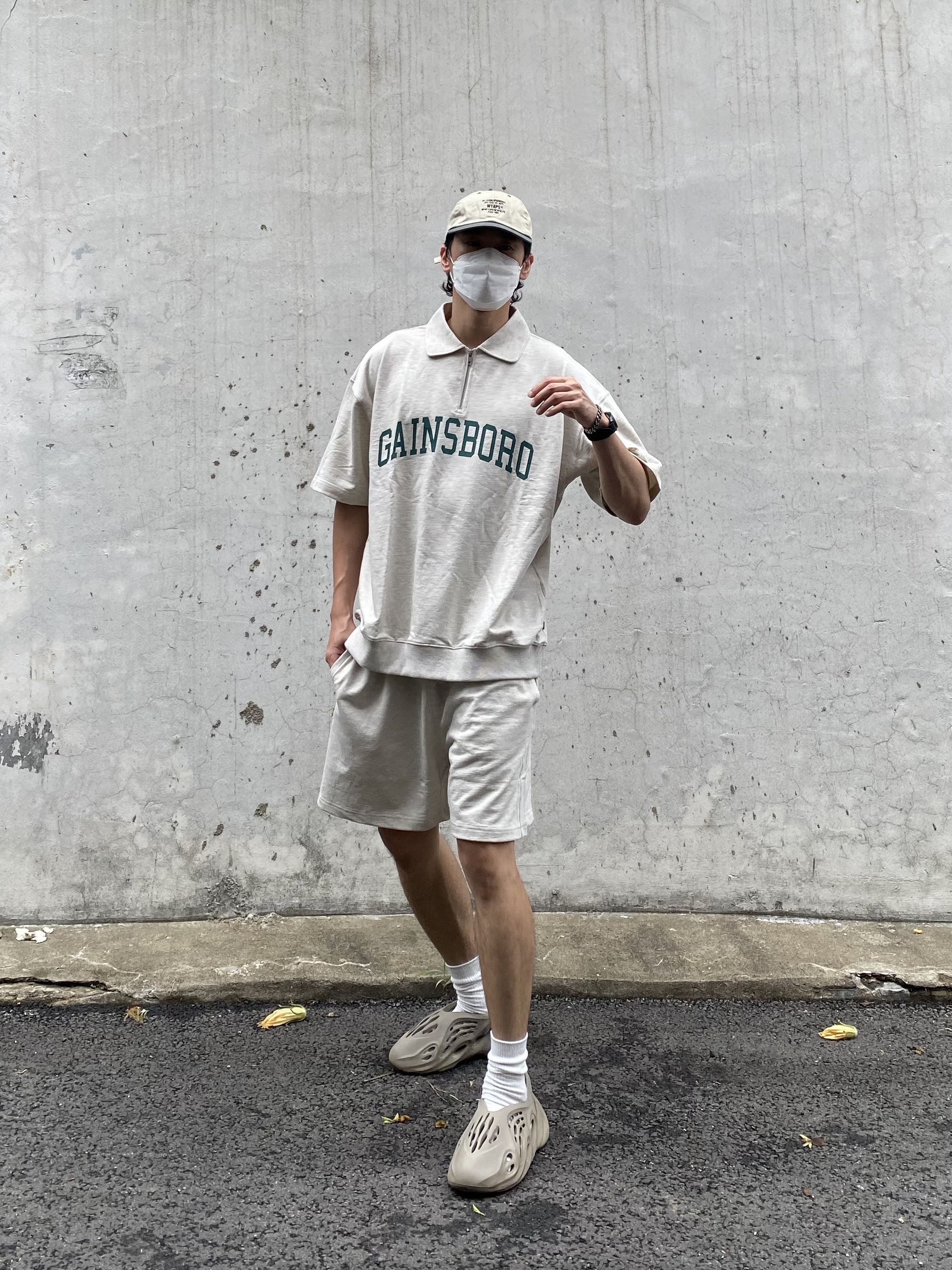 Adidas Yeezy Foam RNNR Stone Sage 착용 스타일 - 2