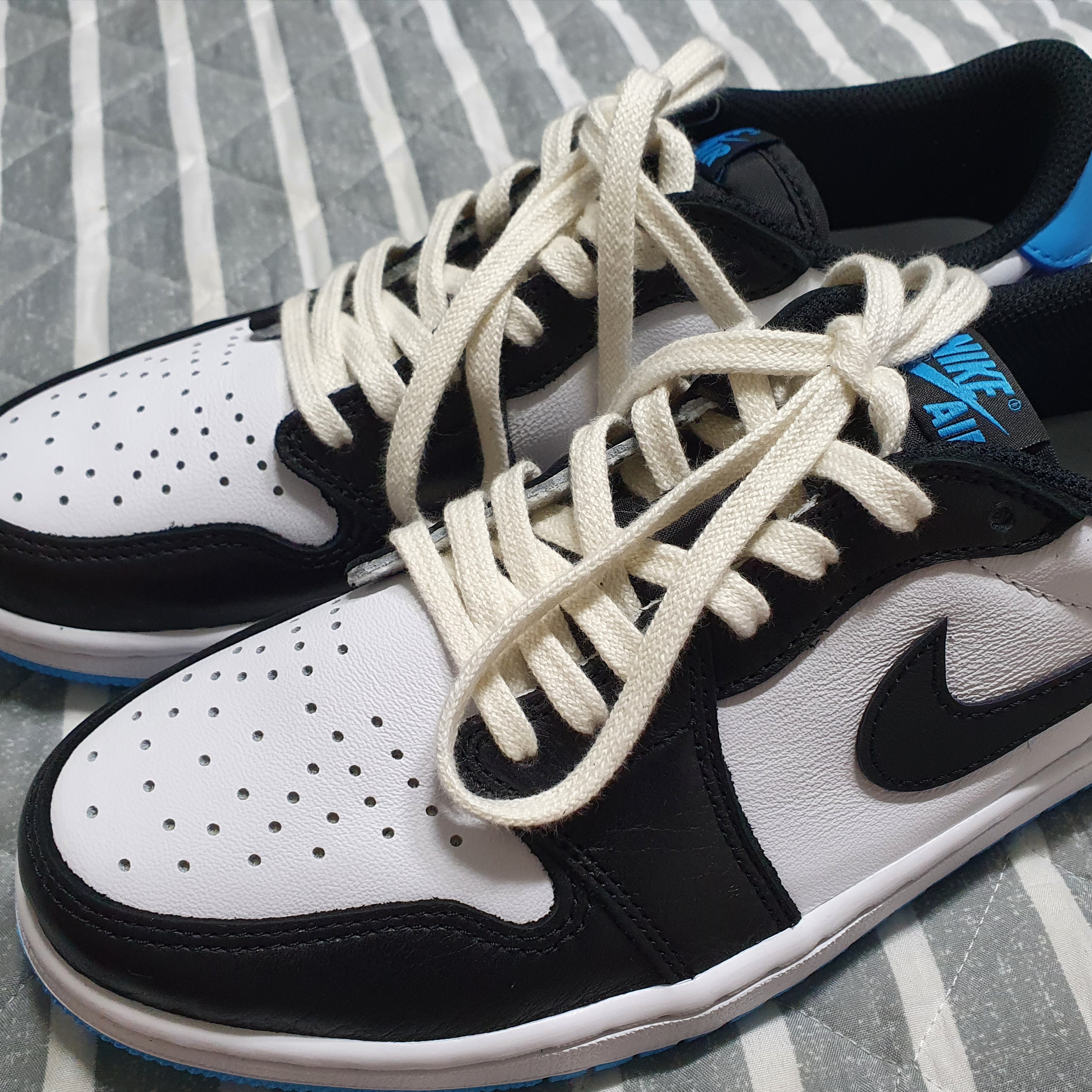 Jordan 1 Retro Low OG Black and Dark Powder Blue 착용 스타일