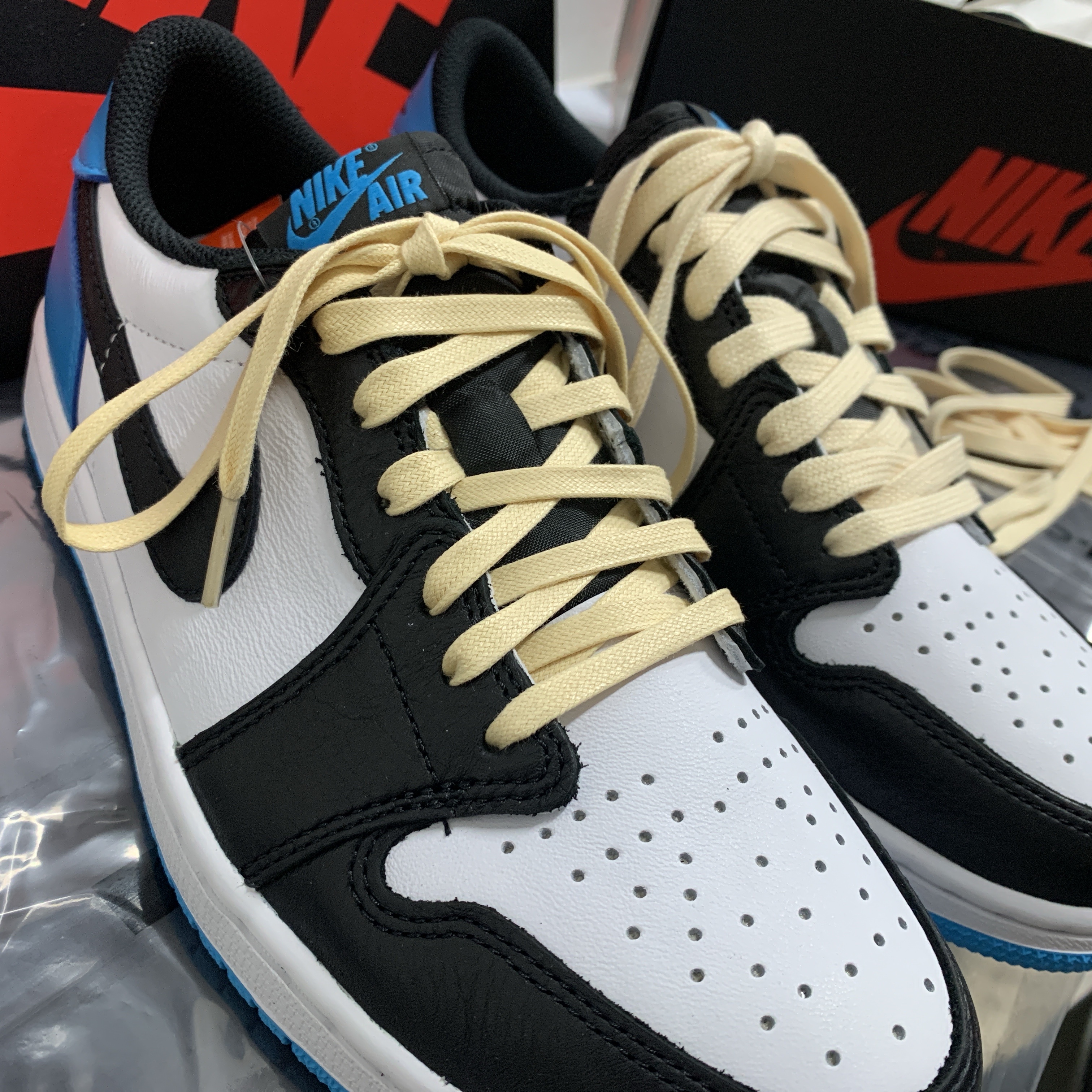 Jordan 1 Retro Low OG Black and Dark Powder Blue 착용 스타일 - 2