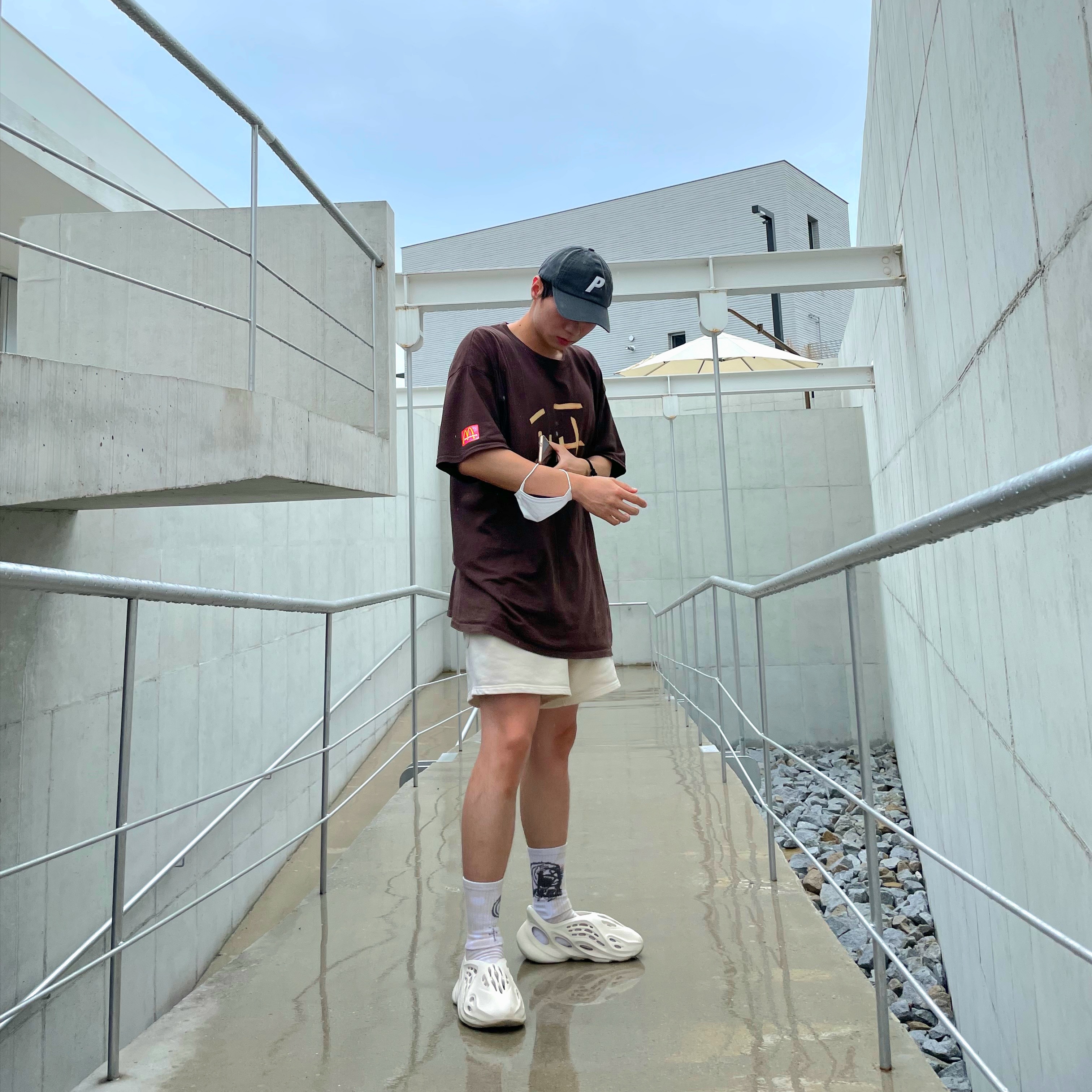 Palace Pigment P 6-Panel Grey - 22SS, Adidas Yeezy Foam RNNR Sand 착용 스타일