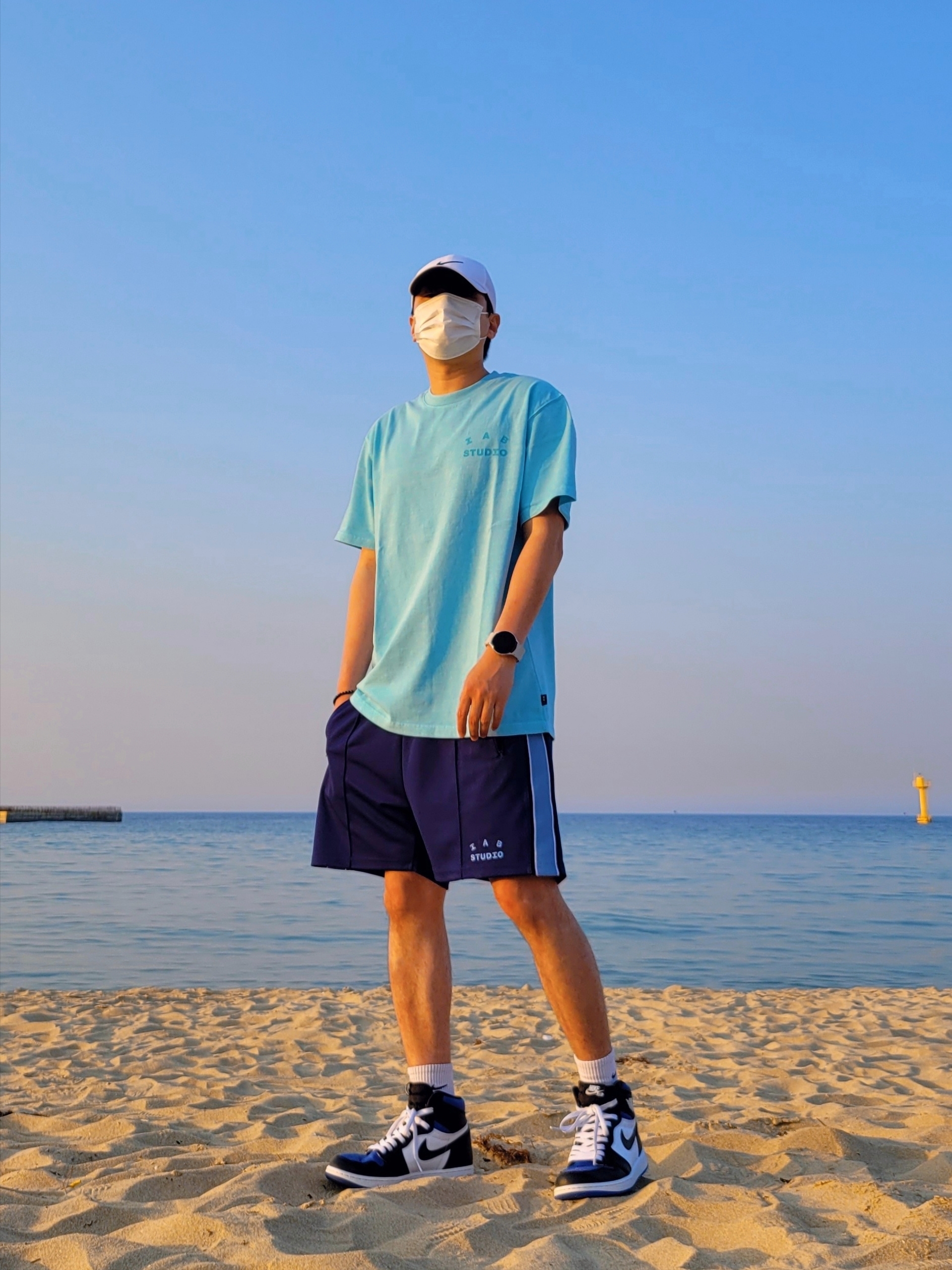 Jordan 1 Retro High OG Royal Toe, IAB Studio Pigment T-Shirt Cyan 착용 스타일 - 2