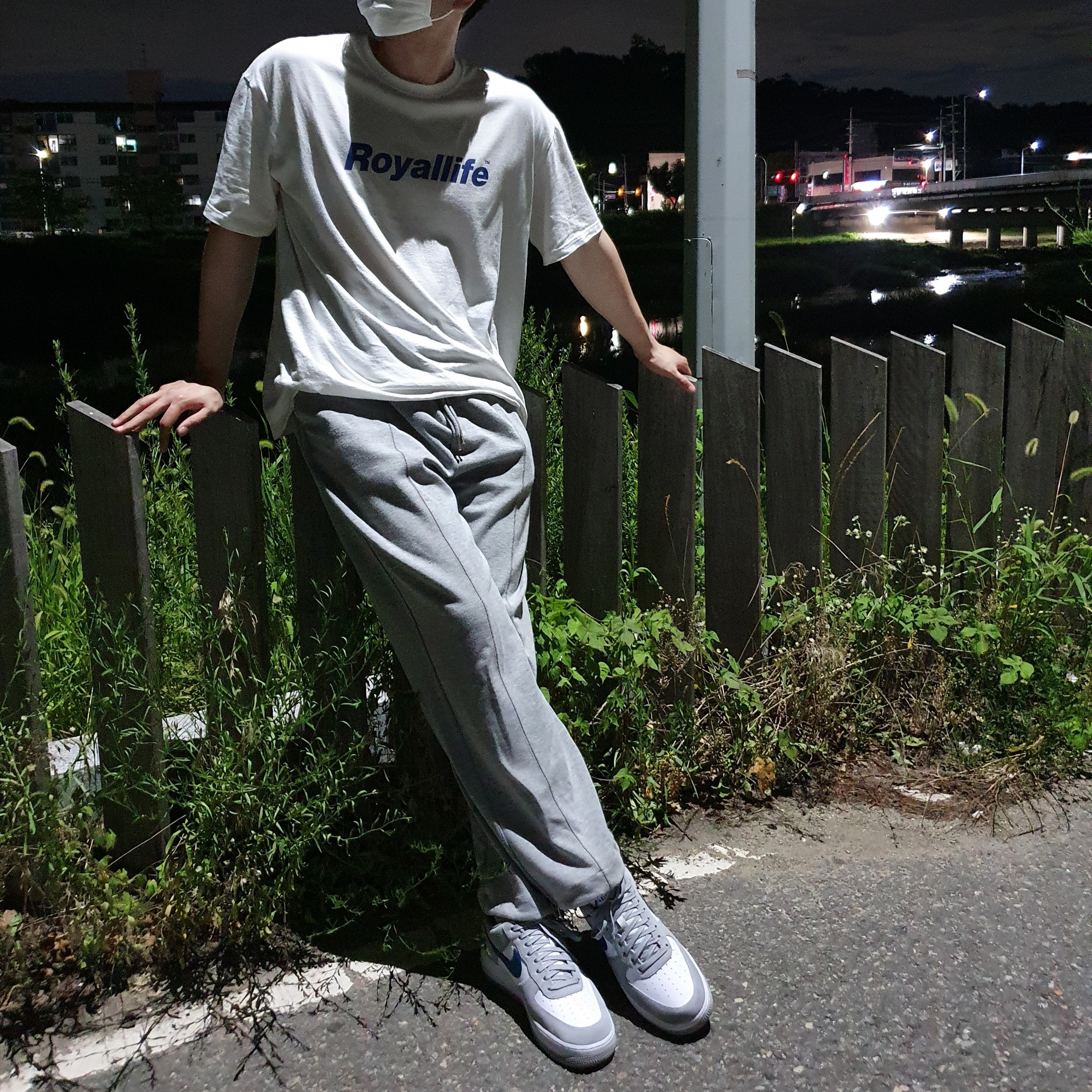 Nike Air Force 1 '07 LV8 Athletic Club Light Smoke Grey Marina 착용 스타일
