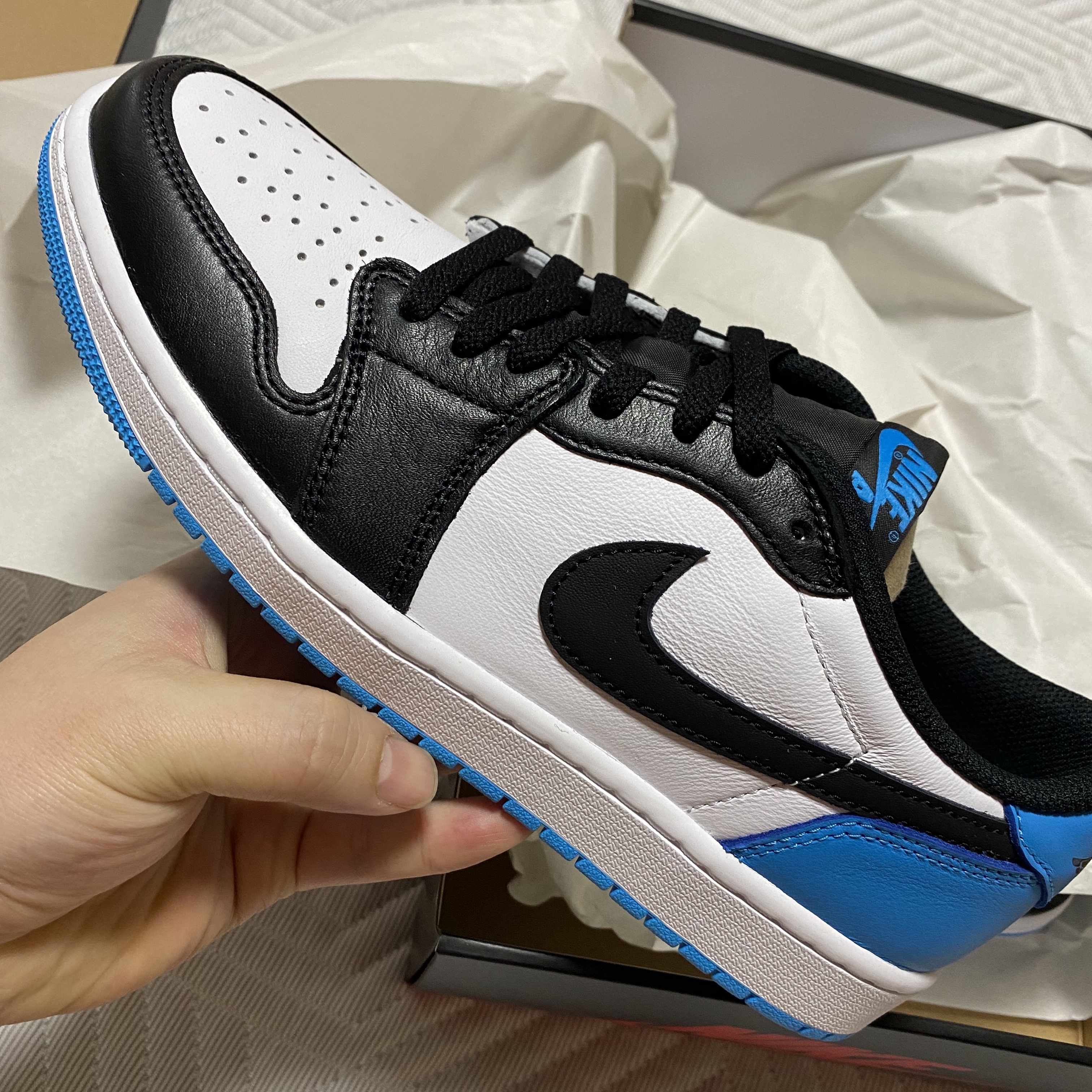 Jordan 1 Retro Low OG Black and Dark Powder Blue 착용 스타일 - 1