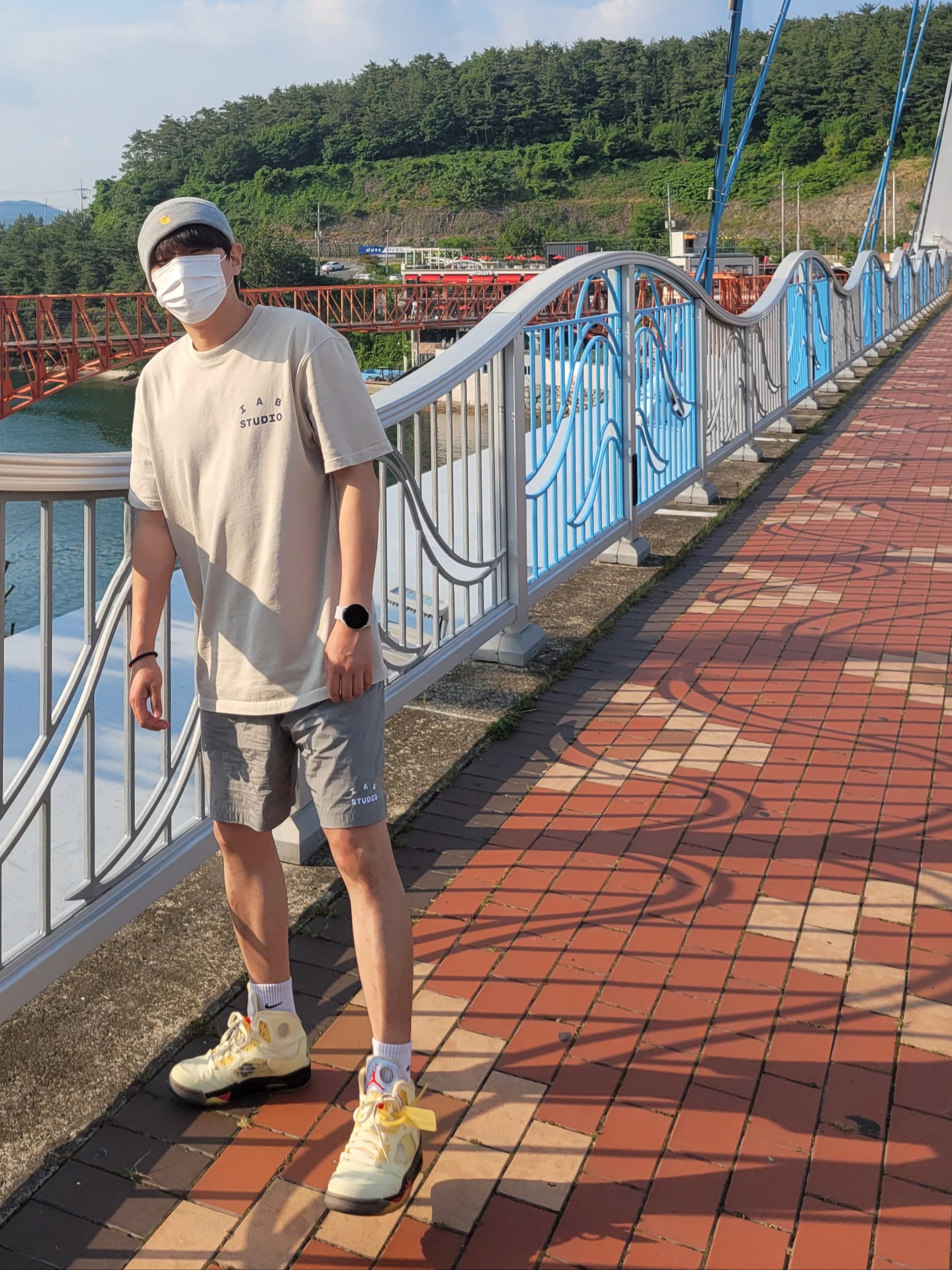 Jordan 5 x Off-White Retro SP Sail Fire Red, IAB Studio Pigment T-Shirt Oatmeal 착용 스타일 - 1