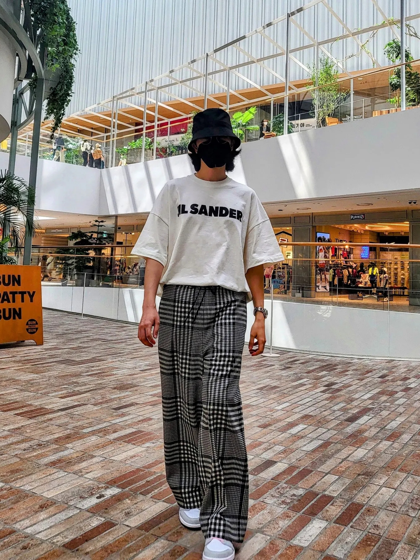 Prada Re-Nylon Bucket Hat Black, Jil Sander Logo T-Shirt Natural - 22SS 착용 스타일 - 2