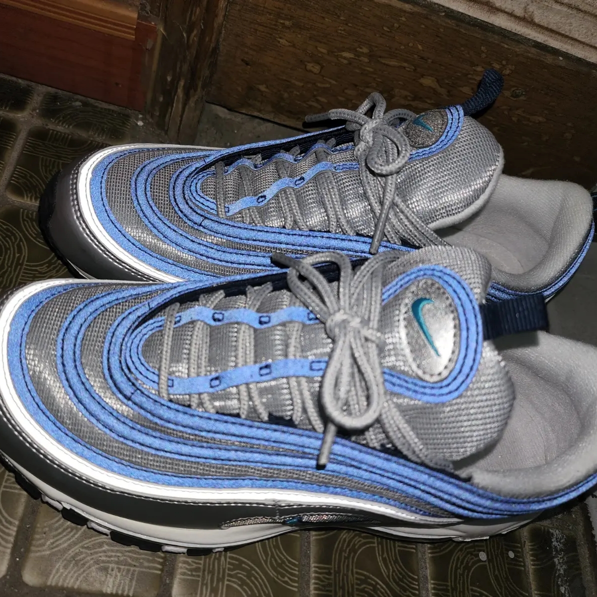 Nike Air Max 97 OG Metallic Silver and Chlorine Blue 착용 스타일