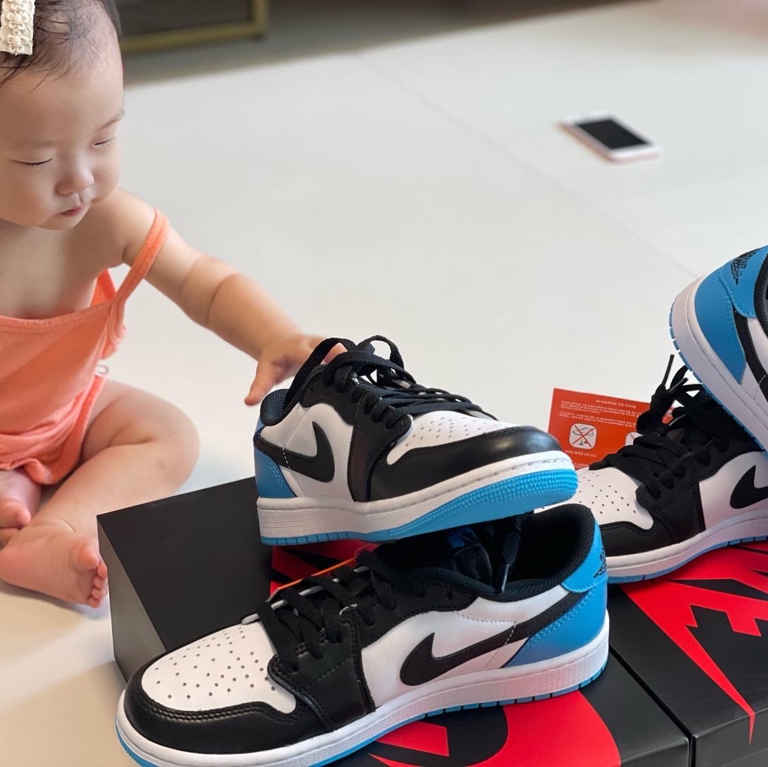 Jordan 1 Retro Low OG Black and Dark Powder Blue, (W) Jordan 1 Retro Low OG Black and Dark Powder Blue 착용 스타일 - 3