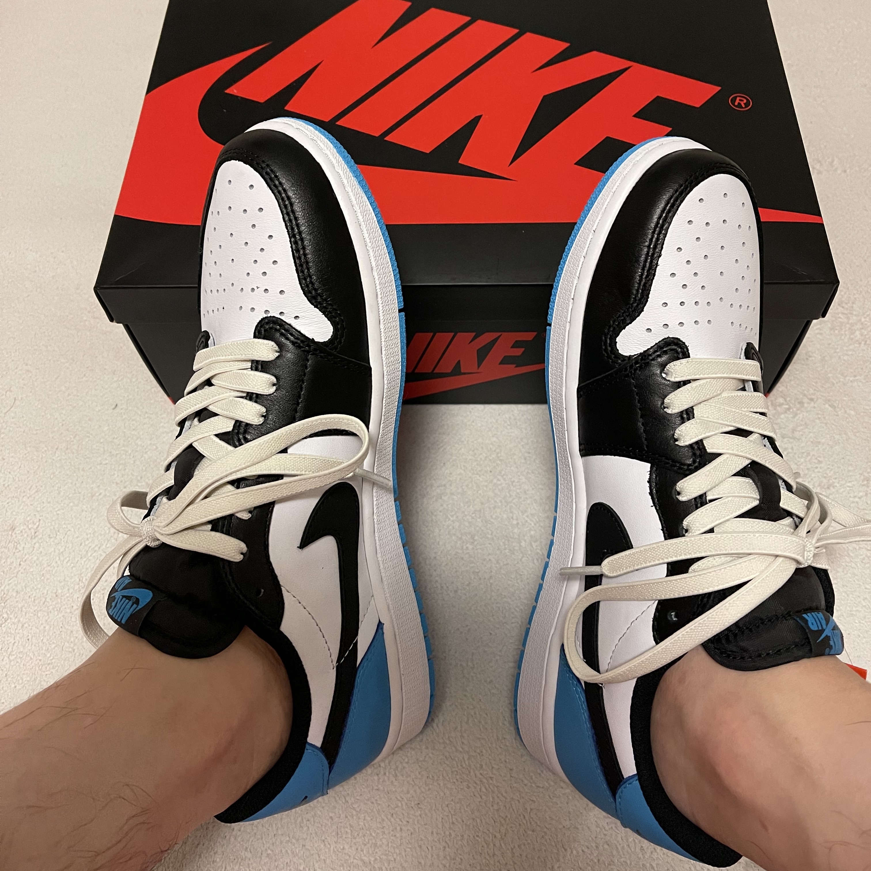 Jordan 1 Retro Low OG Black and Dark Powder Blue 착용 스타일