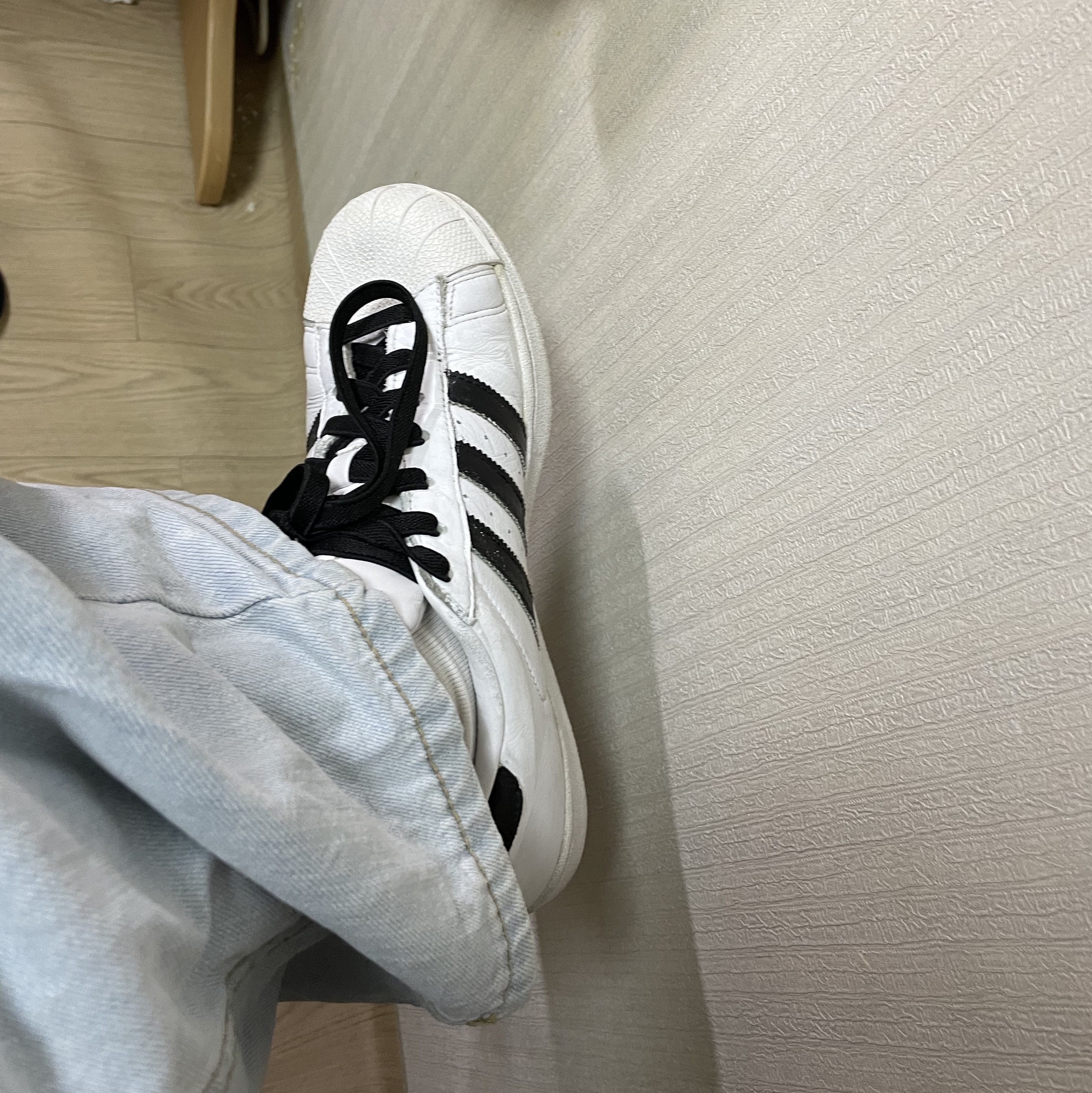 Adidas Superstar White Black 착용 스타일 - 1