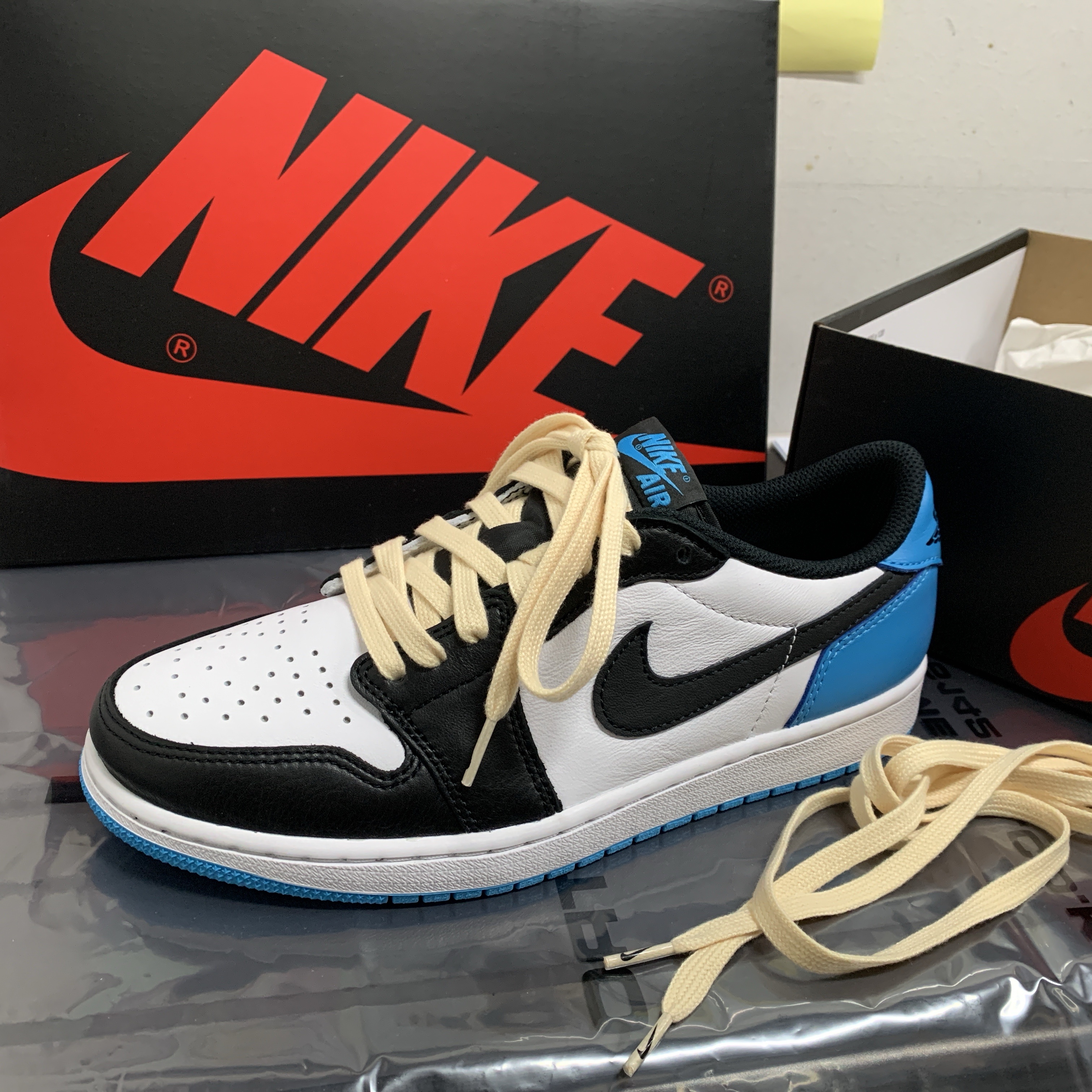 Jordan 1 Retro Low OG Black and Dark Powder Blue 착용 스타일 - 3