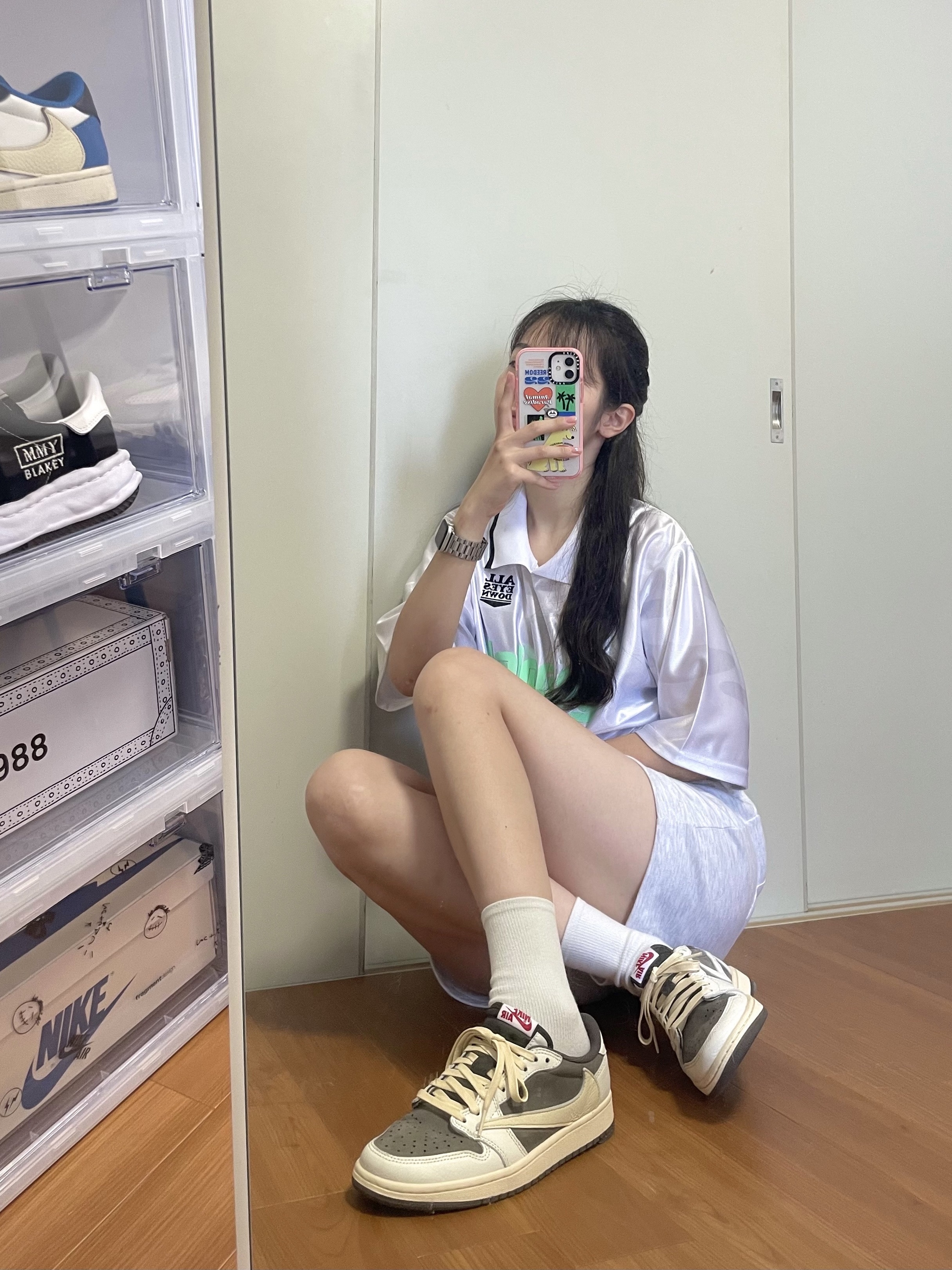 Jordan 1 x Travis Scott Retro Low OG SP Sail and Ridgerock 착용 스타일