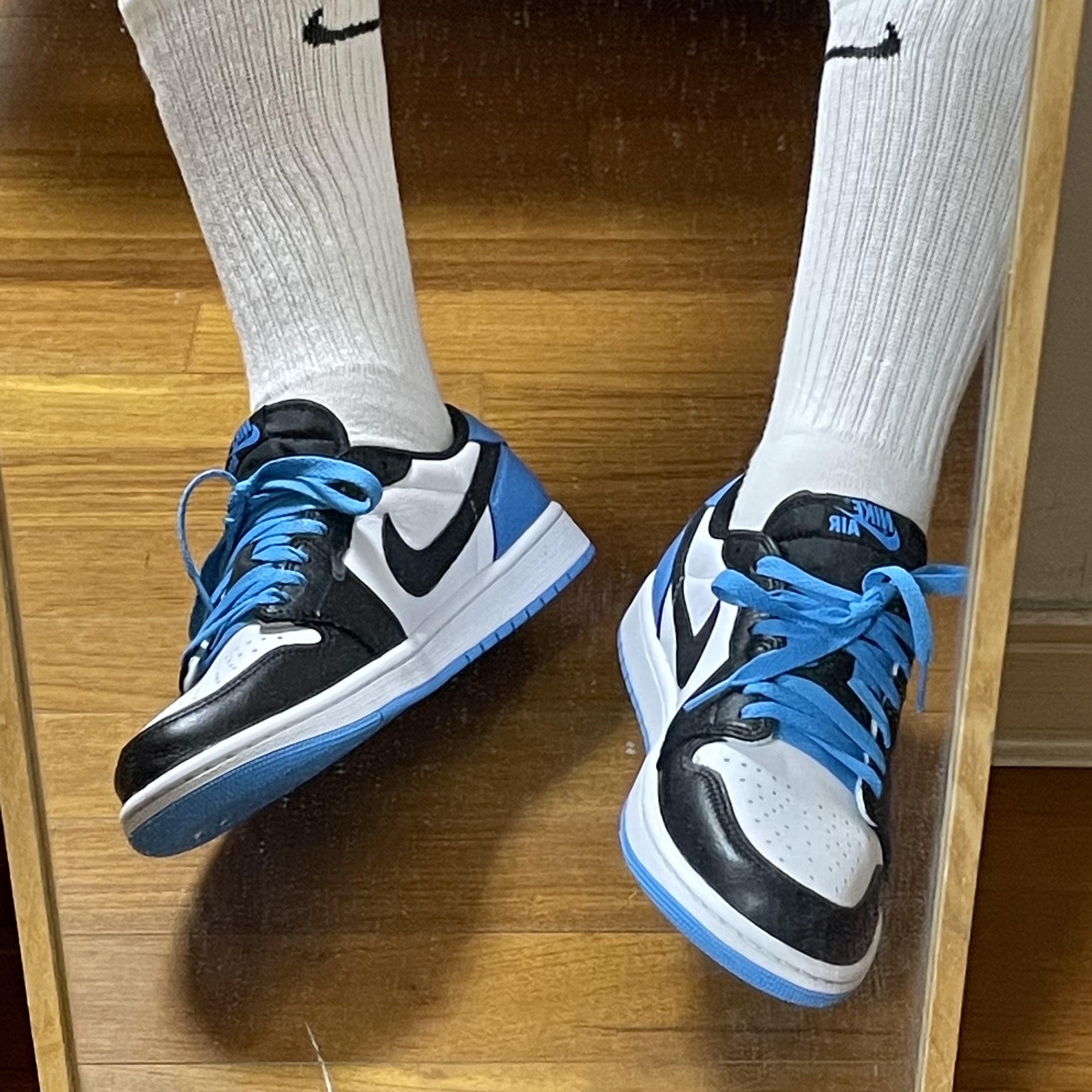 Jordan 1 Retro Low OG Black and Dark Powder Blue 착용 스타일 - 2