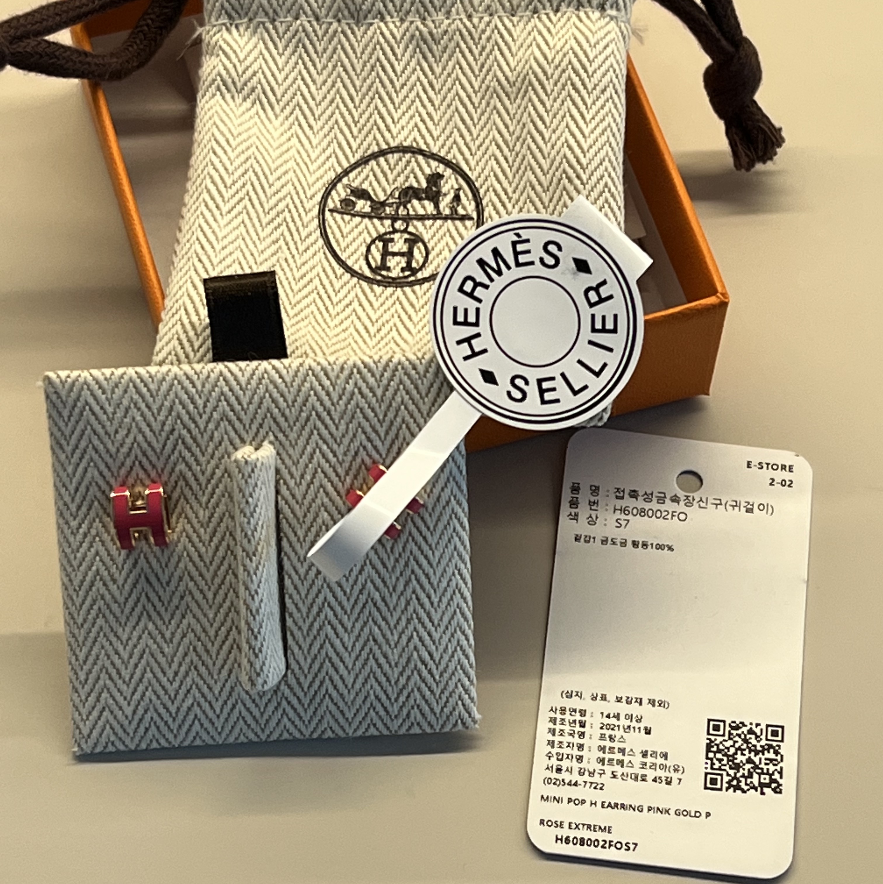 (W) Hermes Mini Pop H Earrings Rose Gold & Rose Extreme 착용 스타일 - 3