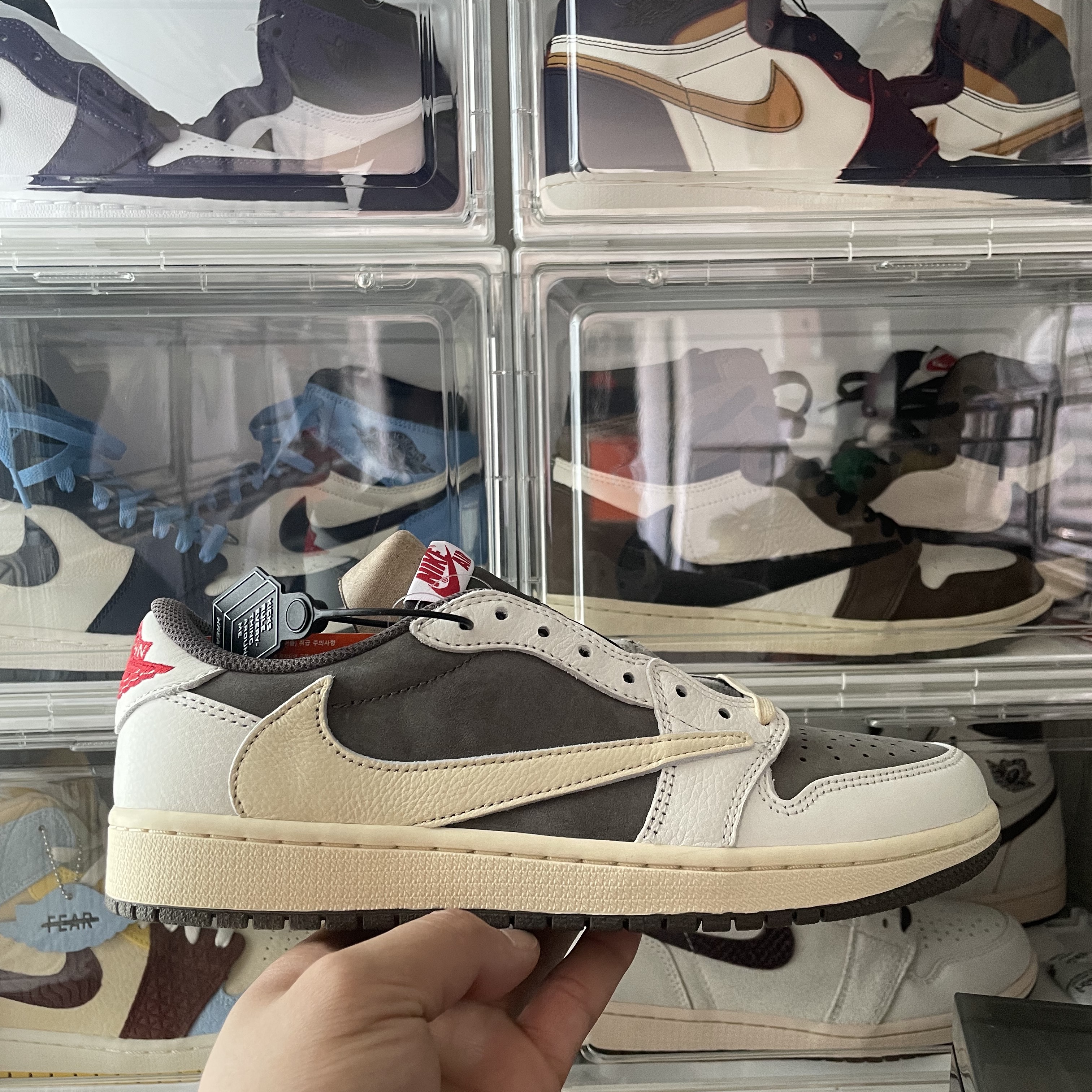 Jordan 1 x Travis Scott Retro Low OG SP Sail and Ridgerock 착용 스타일 - 1