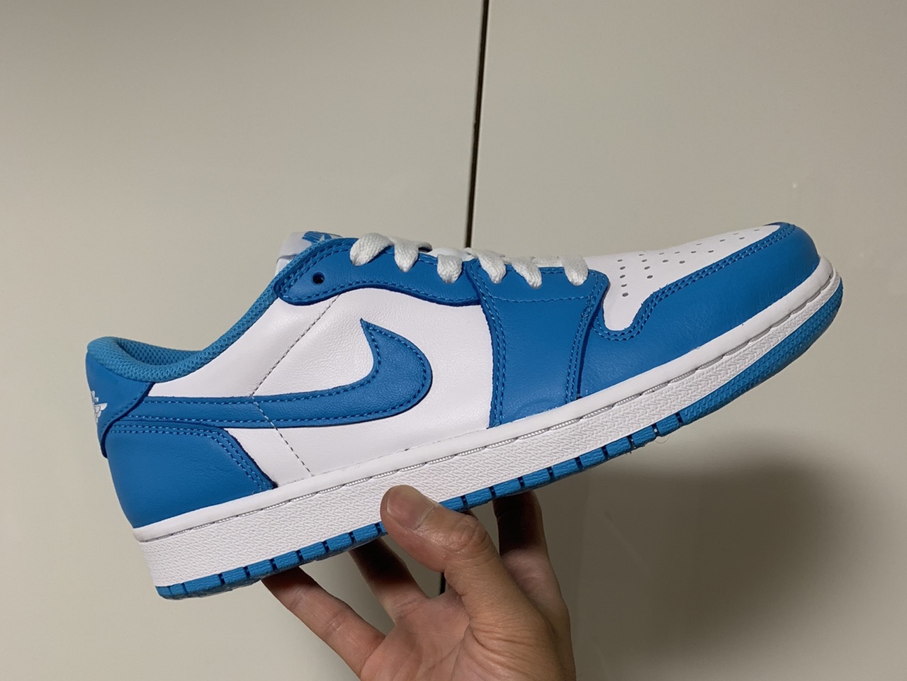 Jordan 1 Low SB UNC, Stussy World Tour T-Shirt White 착용 스타일 - 1