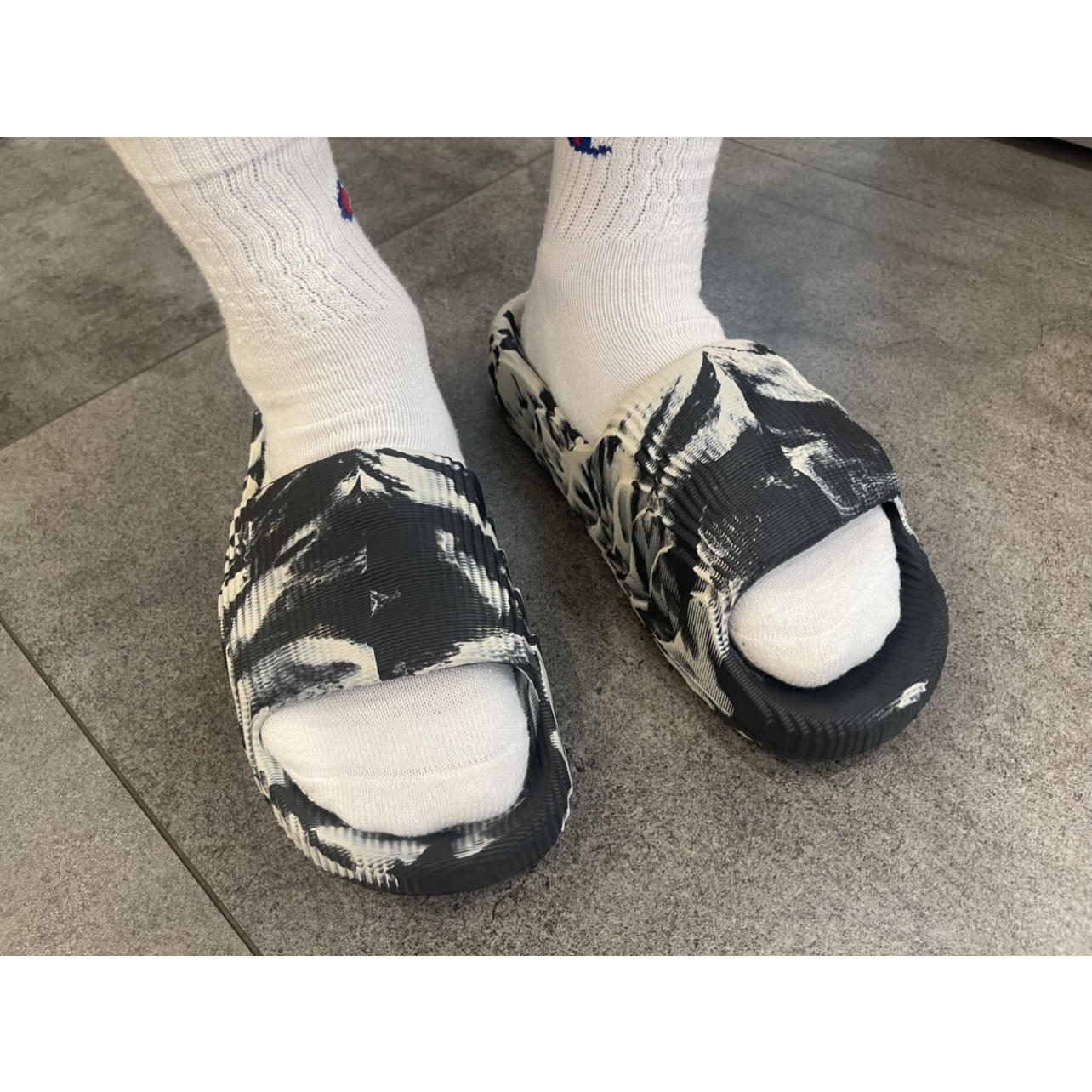 Adidas Adilette 22 Carbon Aluminium 착용 스타일
