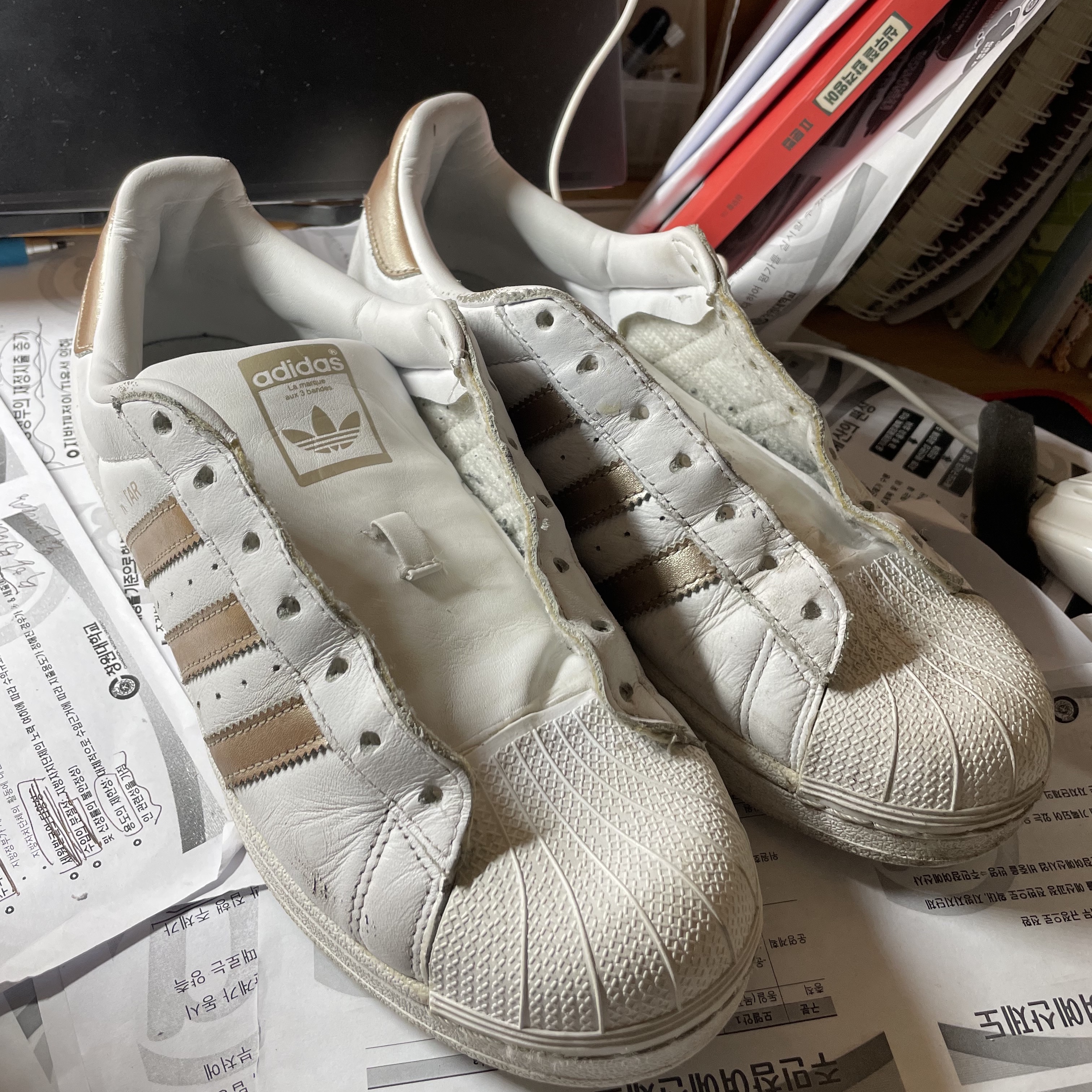 Adidas Superstar White Black 착용 스타일 - 2