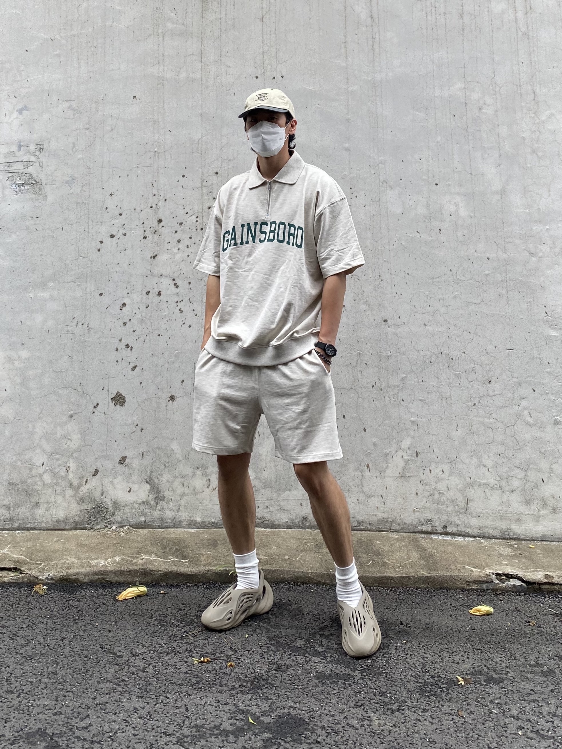 Adidas Yeezy Foam RNNR Stone Sage 착용 스타일 - 1