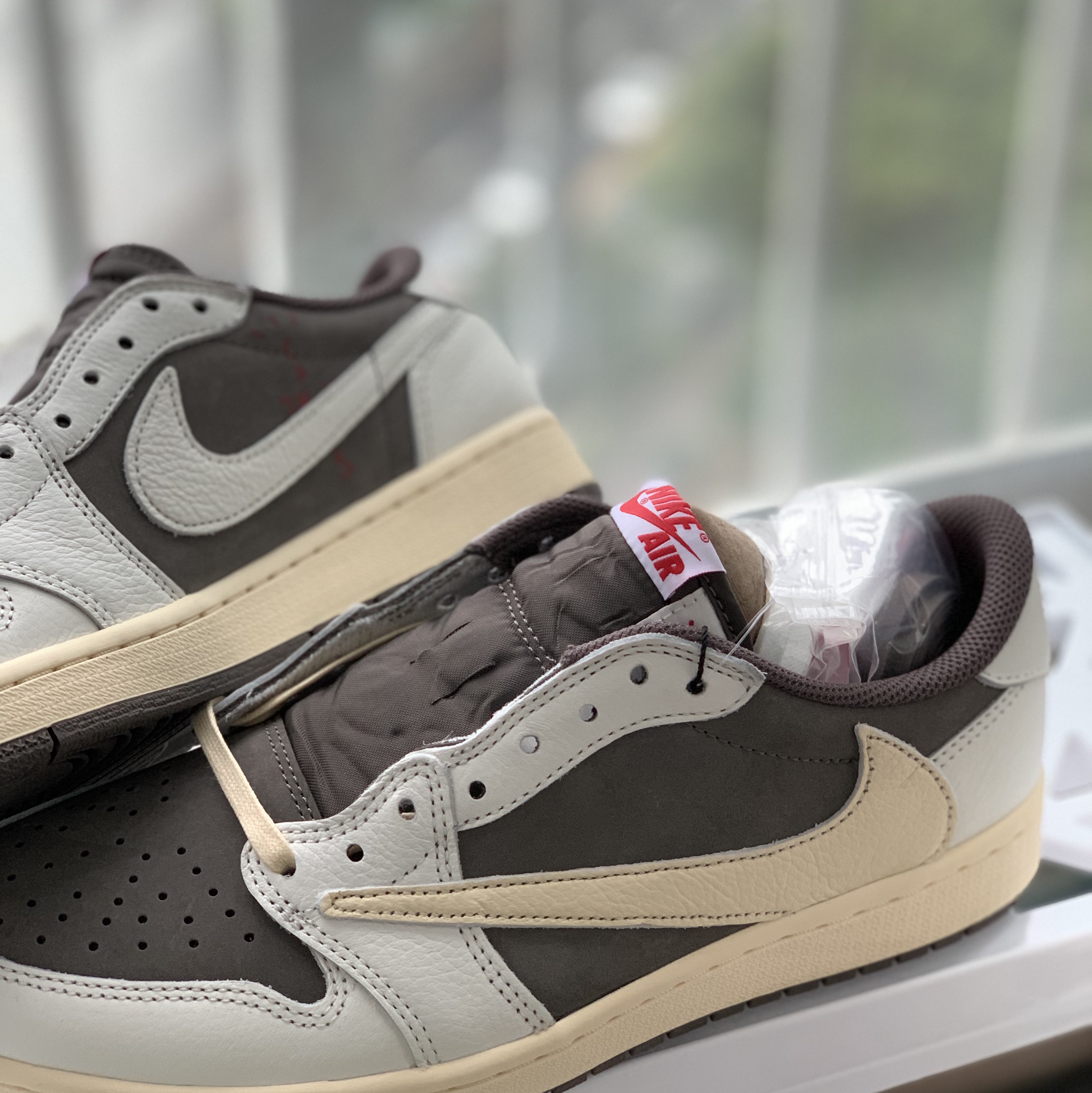 Jordan 1 x Travis Scott Retro Low OG SP Sail and Ridgerock 착용 스타일 - 3