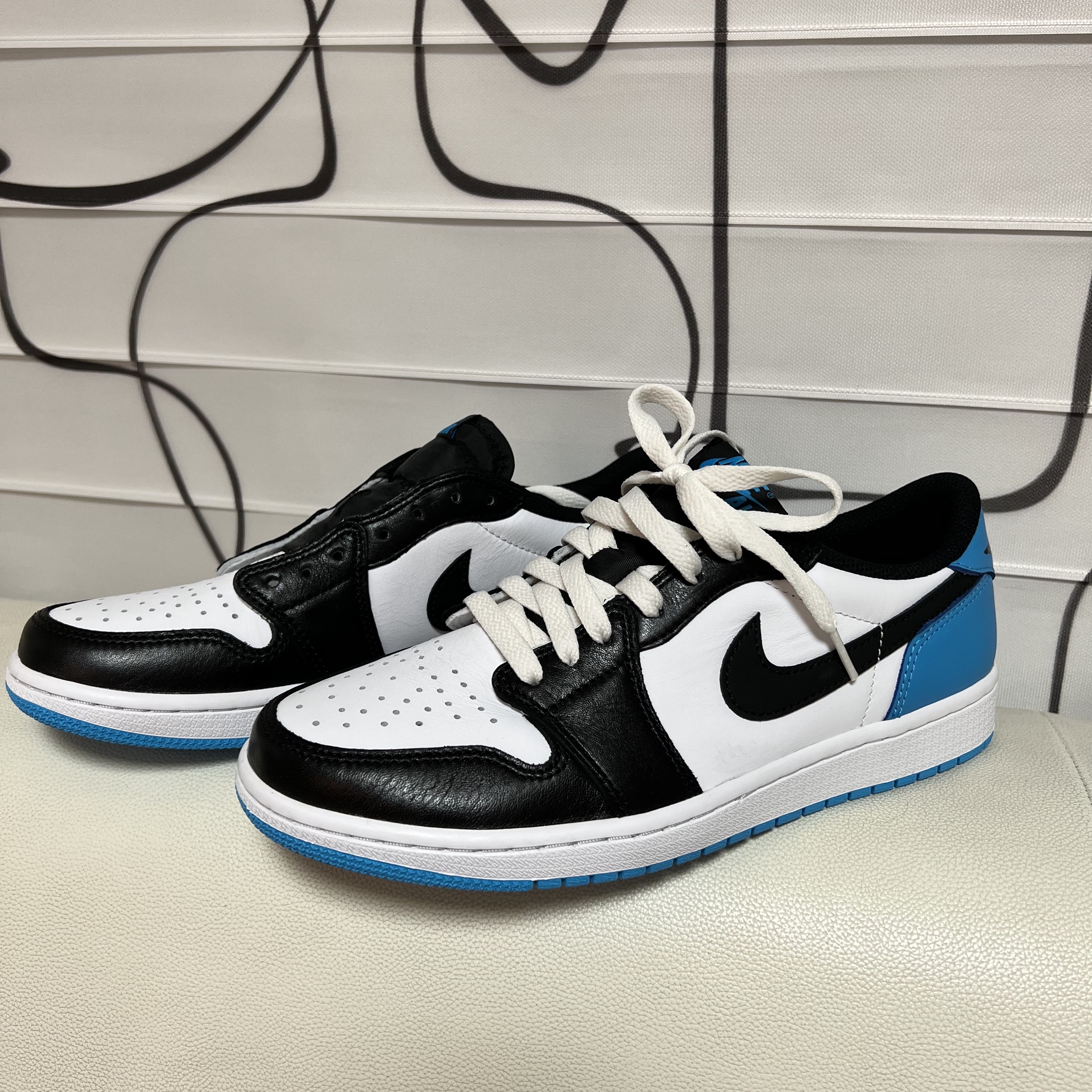 Jordan 1 Retro Low OG Black and Dark Powder Blue 착용 스타일