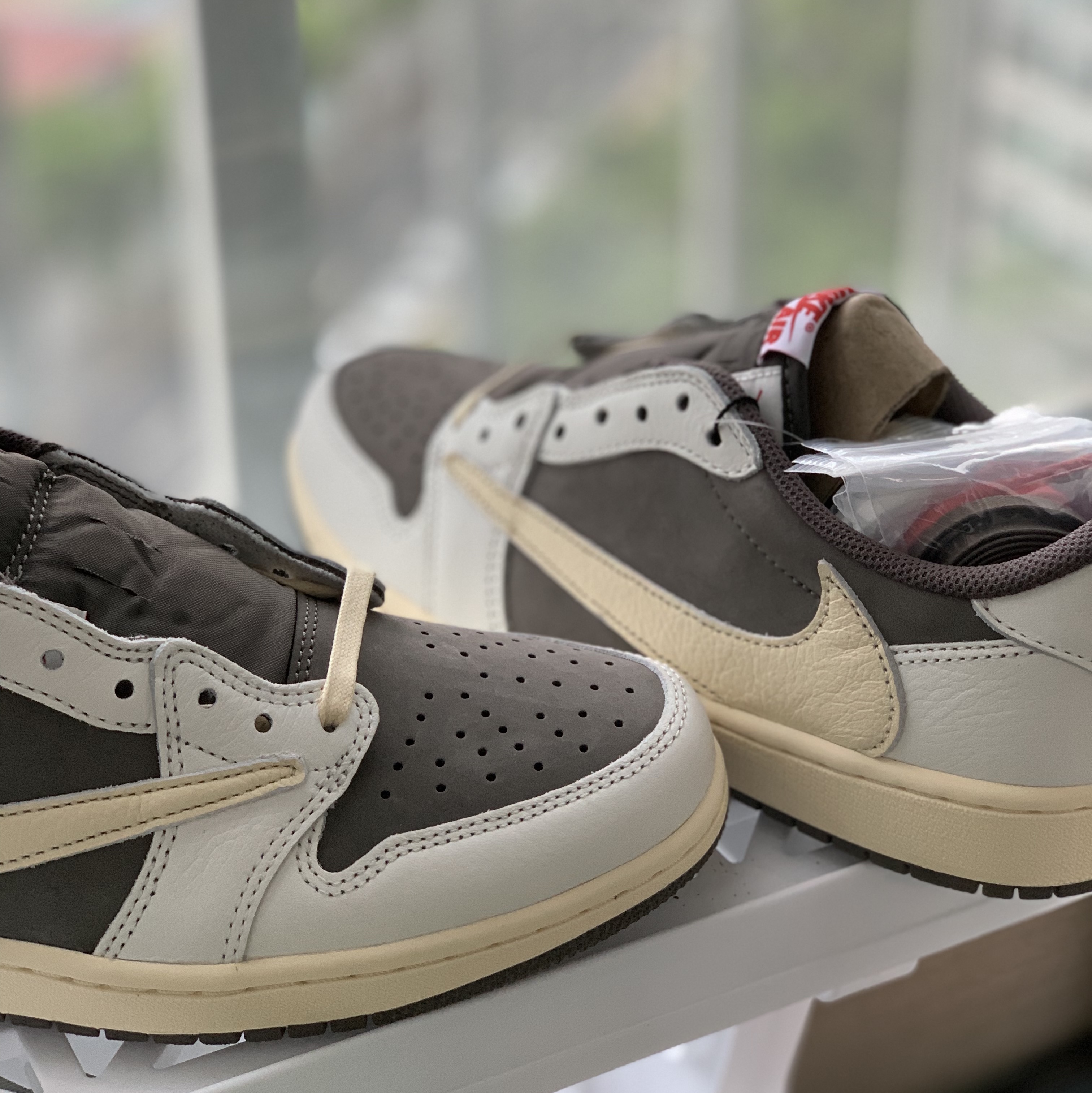 Jordan 1 x Travis Scott Retro Low OG SP Sail and Ridgerock 착용 스타일 - 2