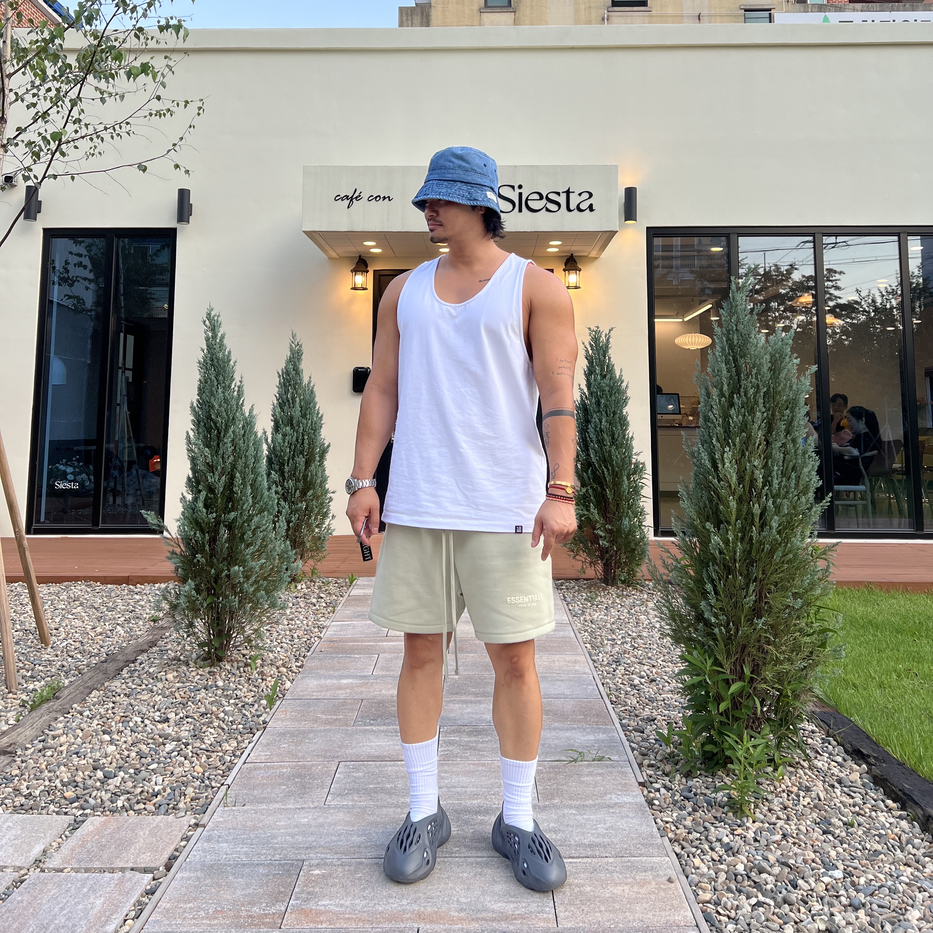 Adidas Yeezy Foam RNNR Onyx, Essentials The Core Collection Sweatshorts Tan 착용 스타일